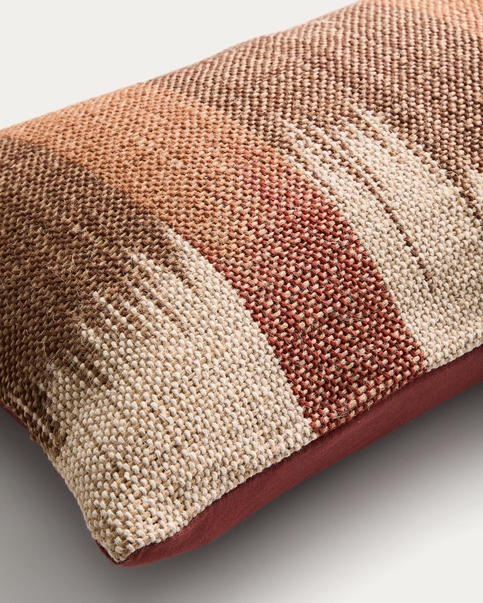Stylischer Kissenbezug Domira aus Jute mit lebendiger Ikat-Grafik in bunten Farben, ideal für Gartenmöbel, 40 x 60 cm.