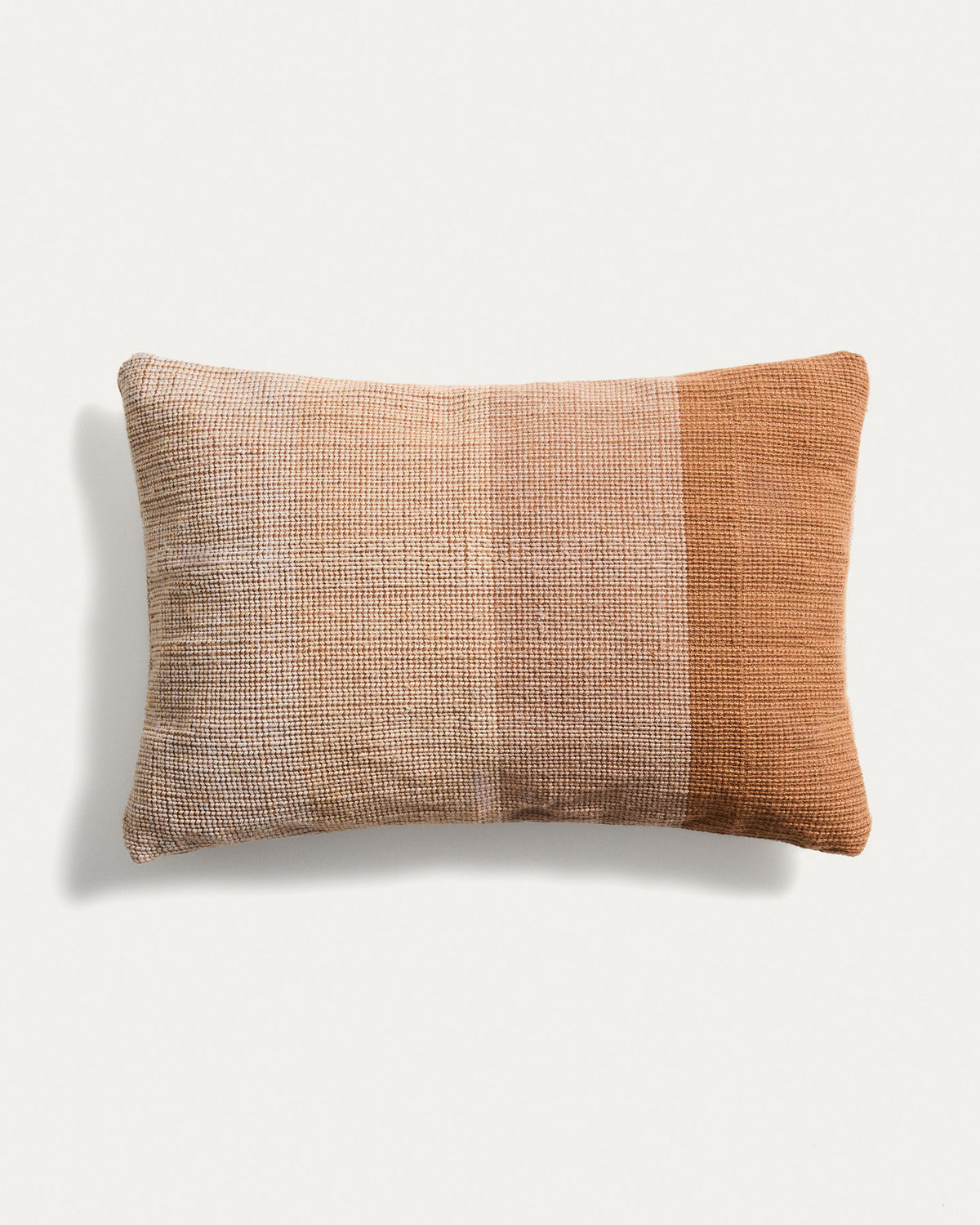 Kissenbezug Adys 100 % PET beige 40 x 60 cm in Beige, Orange präsentiert im Onlineshop von KAQTU Design AG. Gartenkissen ist von Kave Home