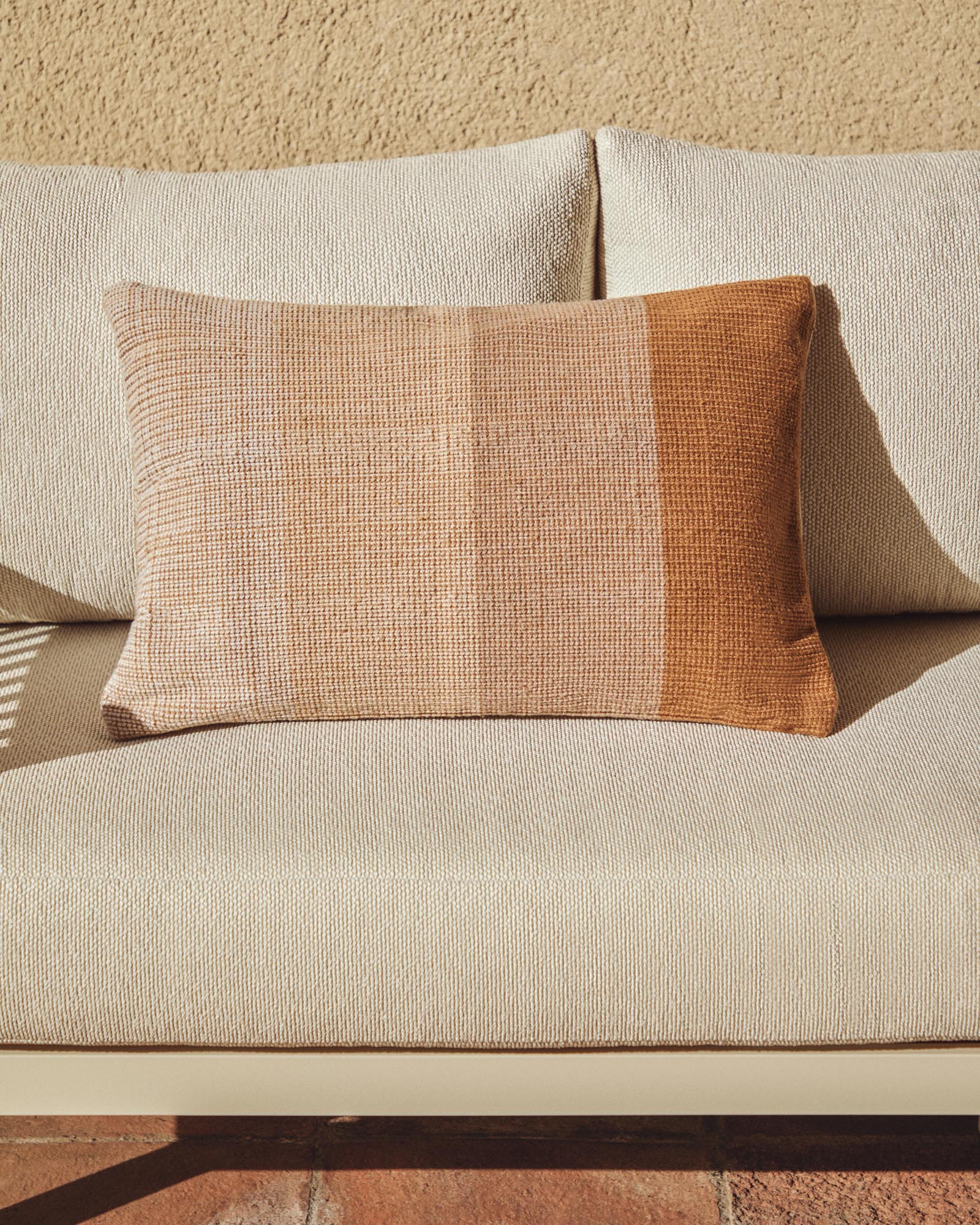 Kissenbezug Adys 100 % PET beige 40 x 60 cm in Beige präsentiert im Onlineshop von KAQTU Design AG. Gartenkissen ist von Kave Home