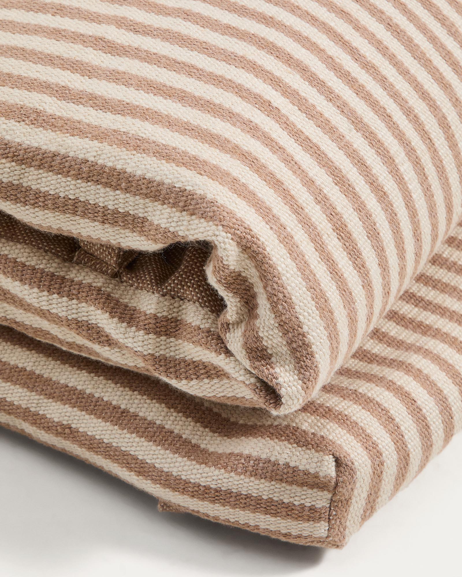 Beige gestreiftes Liegekissen Dirome von Kave Home, aus 100 % PET, ideal für den Garten oder Balkon, Maße 50 x 175 cm, für Komfort im Freien.