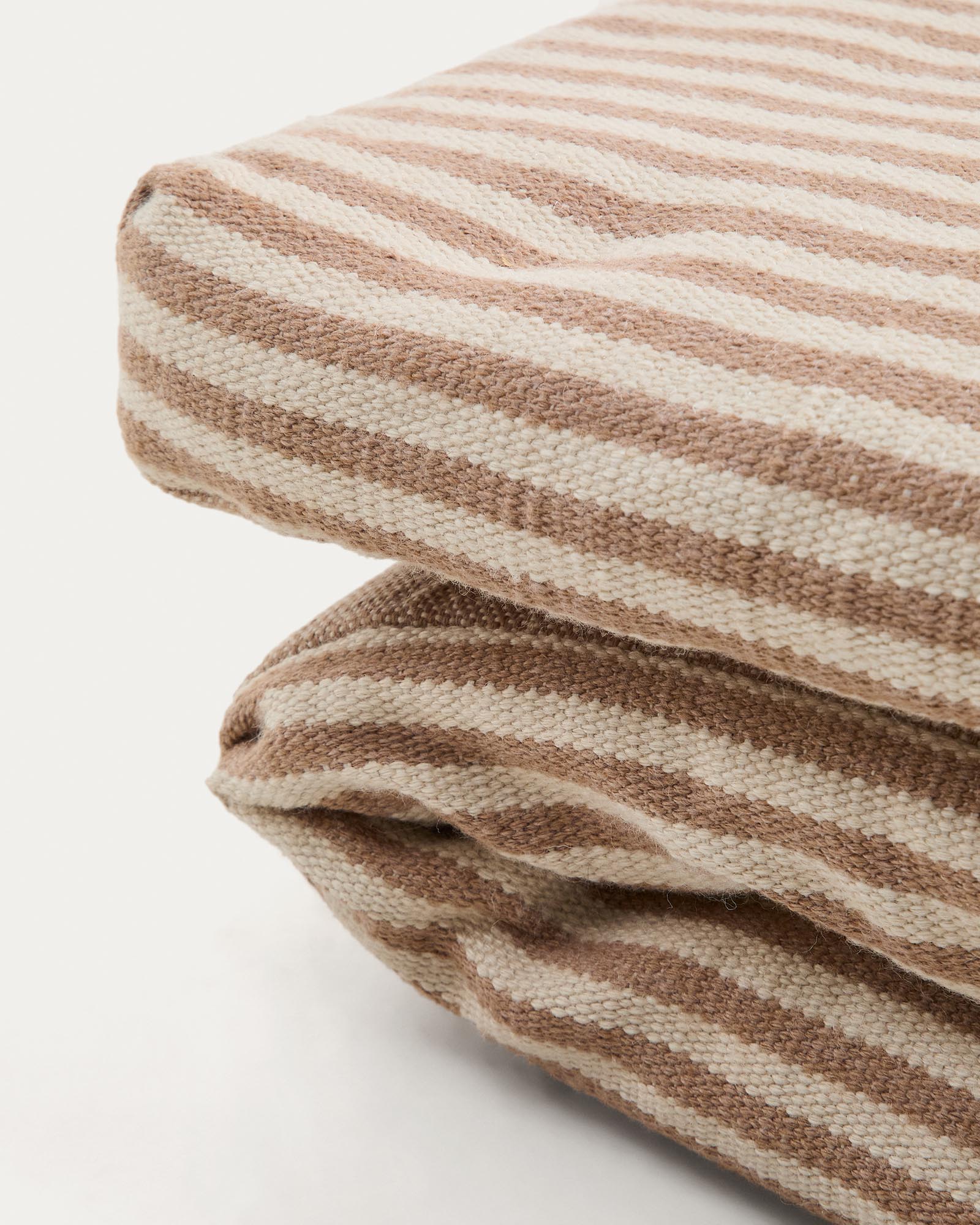 Beige gestreiftes Sonnenliegekissen Dirome von Kave Home, gefertigt aus 100 % PET, perfekt für entspannte Stunden im Freien, Maße 50 x 175 cm.