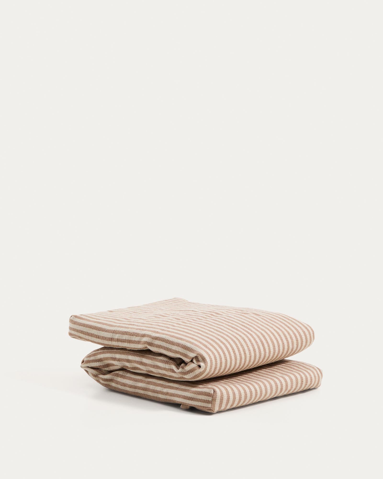 Beige gestreiftes Outdoor-Sonnenliegekissen Dirome von Kave Home, aus 100 % PET, ideal für Komfort und Stil im Garten oder auf der Terrasse, Maße 50 x 175 cm.