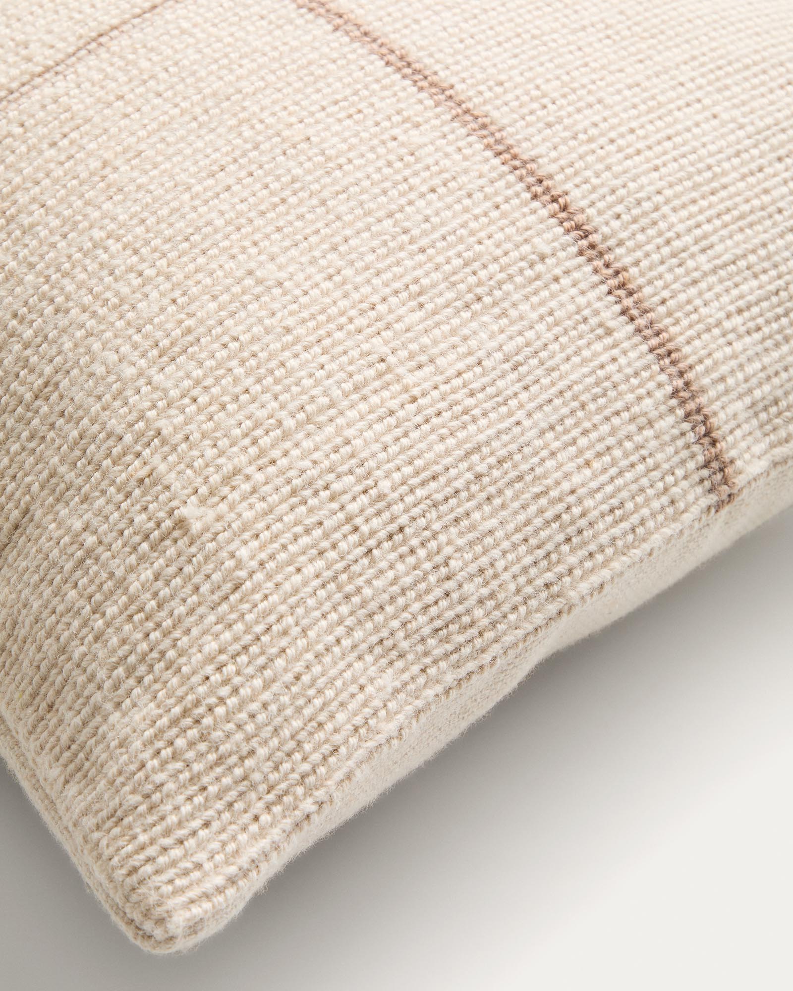 Eleganter Kissenbezug Atima in Beige, gefertigt aus 100 % PET Jacquard, 45 x 45 cm, perfekt für eine stilvolle Gartengestaltung.