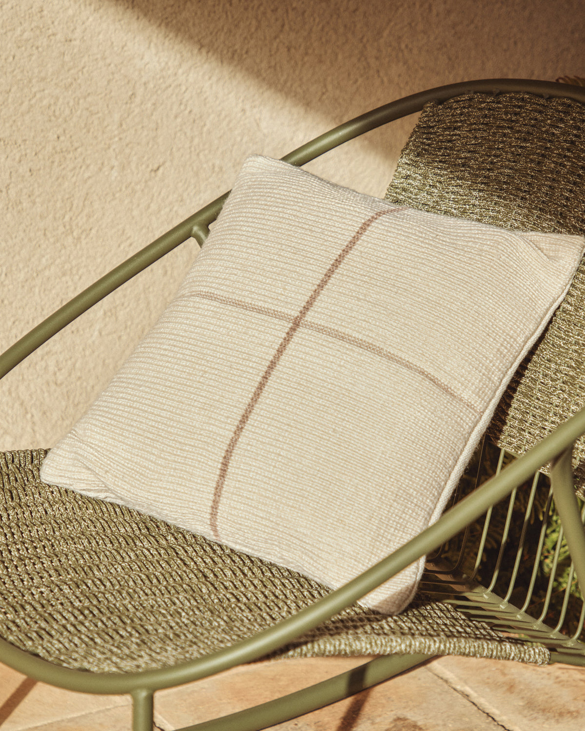 Kissenbezug Atima 100 % PET Jacquard beige 45 x 45 cm in Beige präsentiert im Onlineshop von KAQTU Design AG. Gartenkissen ist von Kave Home
