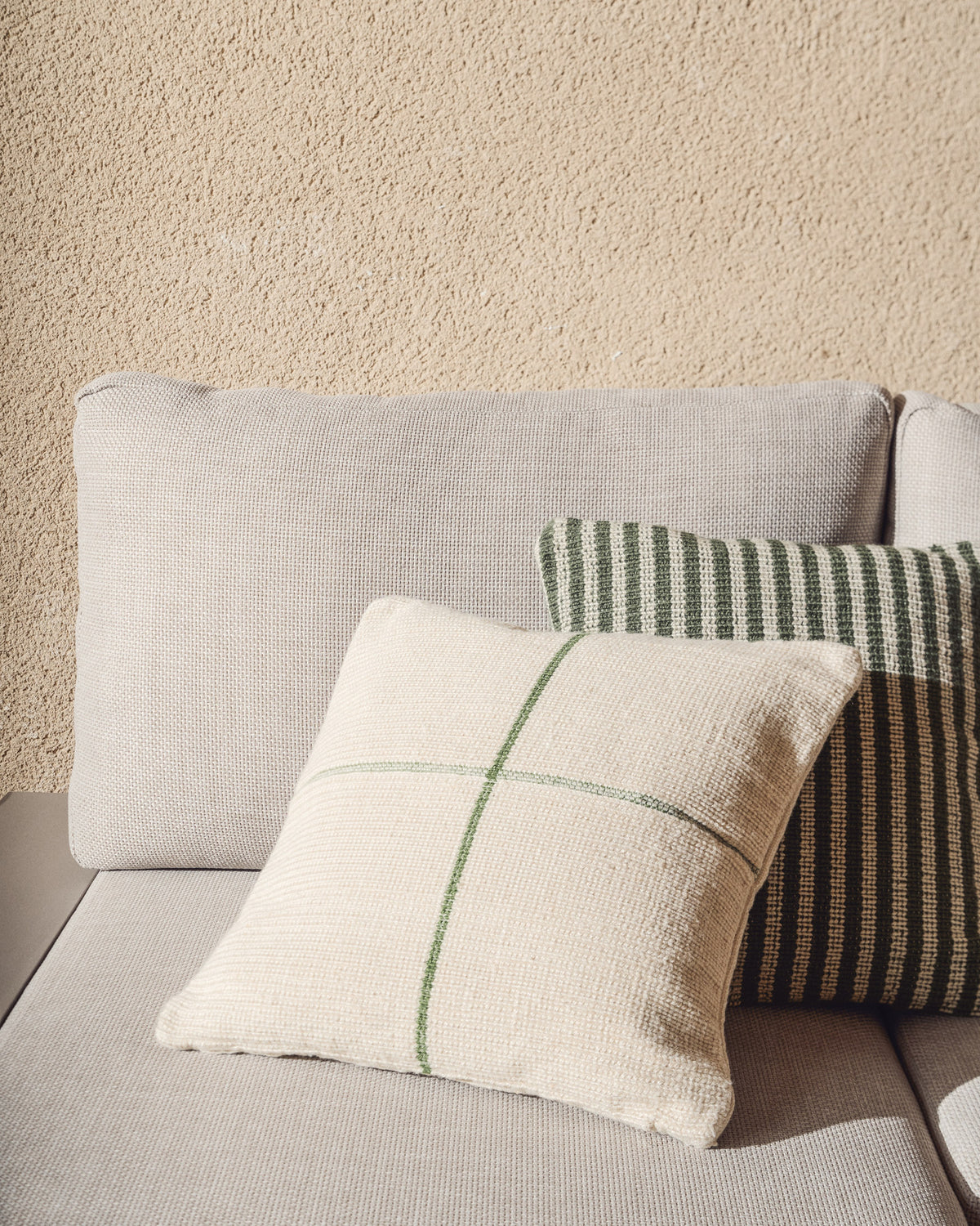 Kissenbezug Atima 100 % PET Jacquard grün 45 x 45 cm in Grün präsentiert im Onlineshop von KAQTU Design AG. Gartenkissen ist von Kave Home