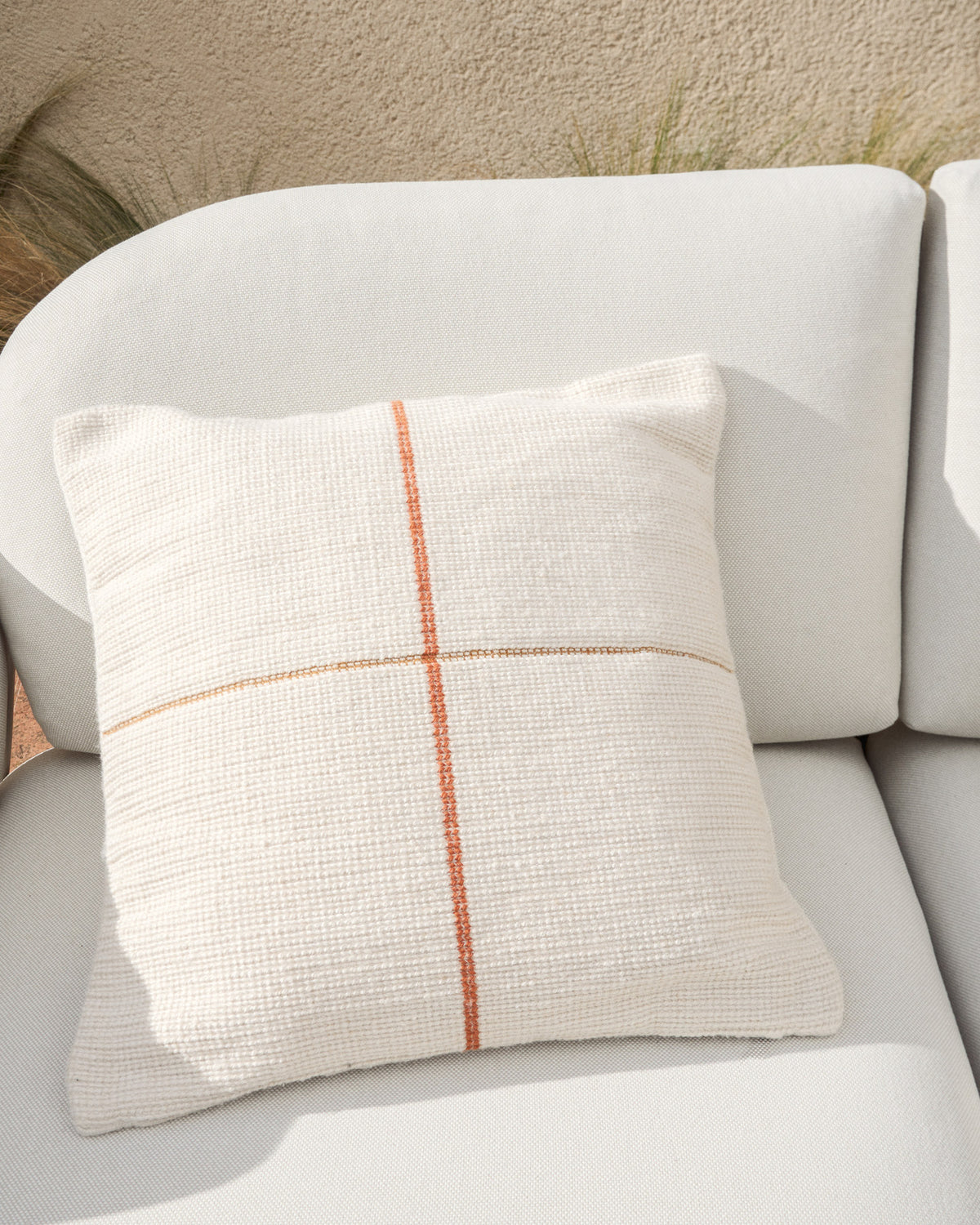 Kissenbezug Atima 100 % PET Jacquard orange 45 x 45 cm in Orange präsentiert im Onlineshop von KAQTU Design AG. Gartenkissen ist von Kave Home