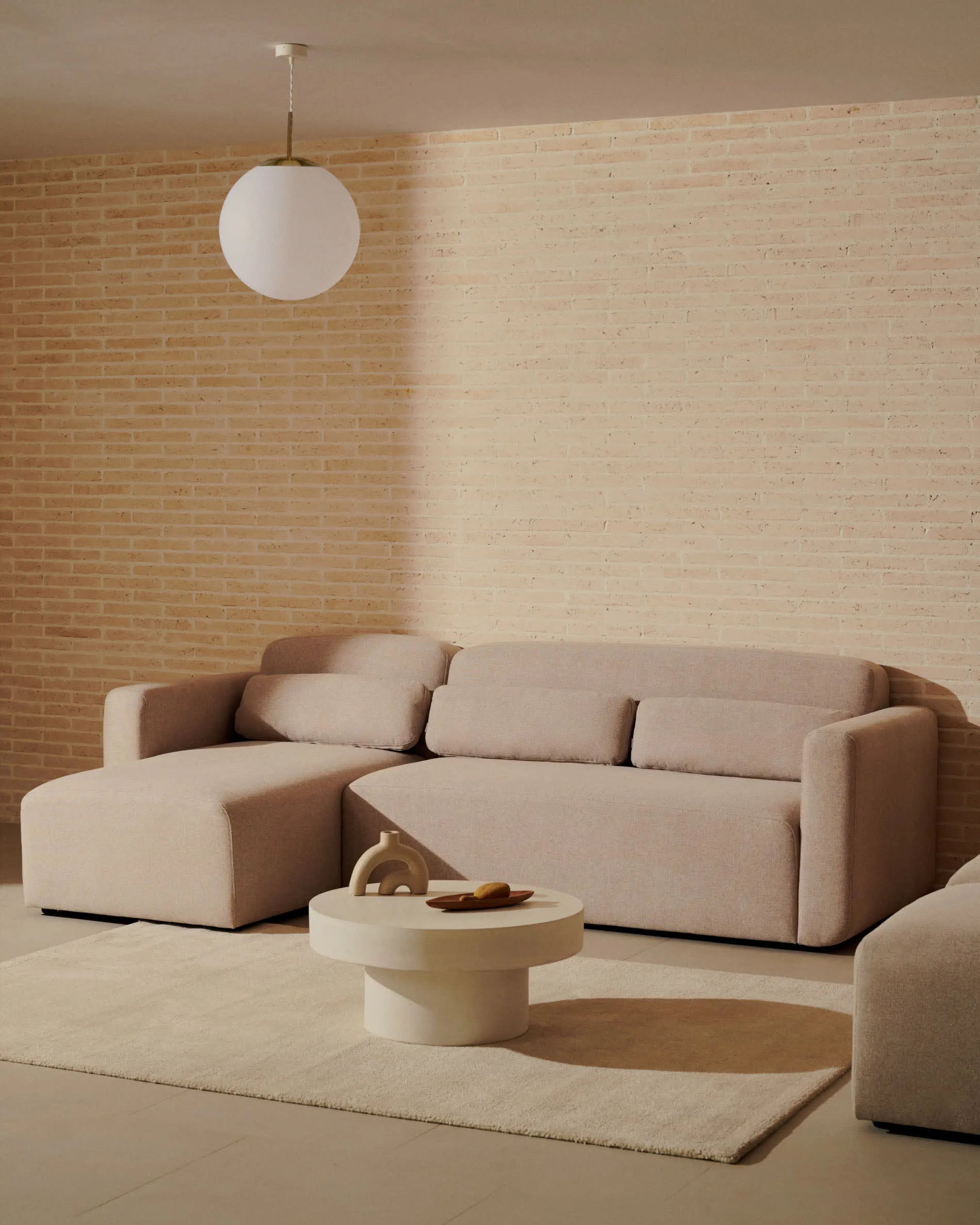 Der Empuries Teppich in Weiß (160x230 cm) von Kave Home besticht durch seine elegante Wolloptik und pflegeleichte Widerstandsfähigkeit.