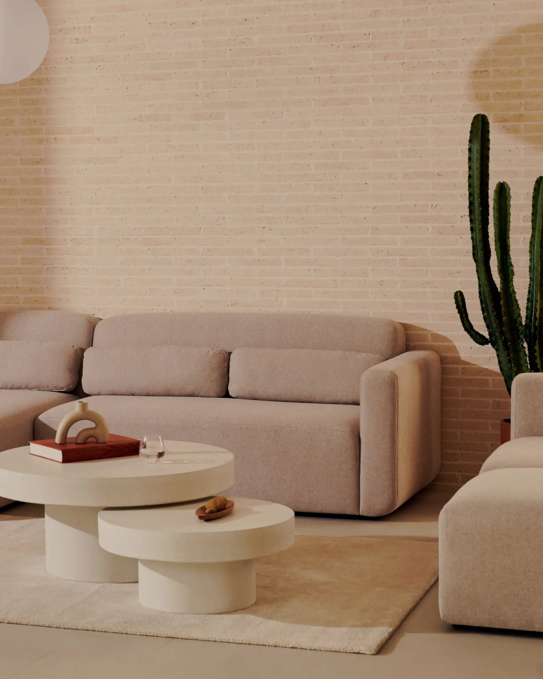 Der Empuries Teppich in Weiß (160x230 cm) von Kave Home besticht durch seine elegante Wolloptik und pflegeleichte Widerstandsfähigkeit.