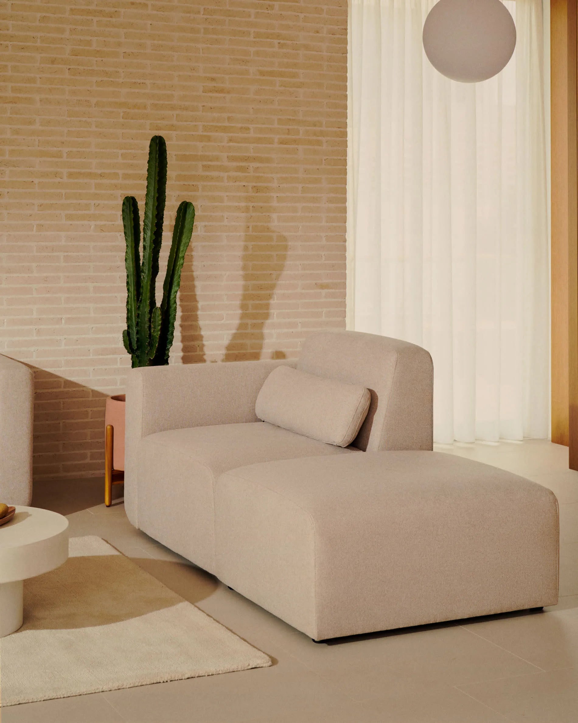 Der Empuries Teppich in Weiß (160x230 cm) von Kave Home besticht durch seine elegante Wolloptik und pflegeleichte Widerstandsfähigkeit.