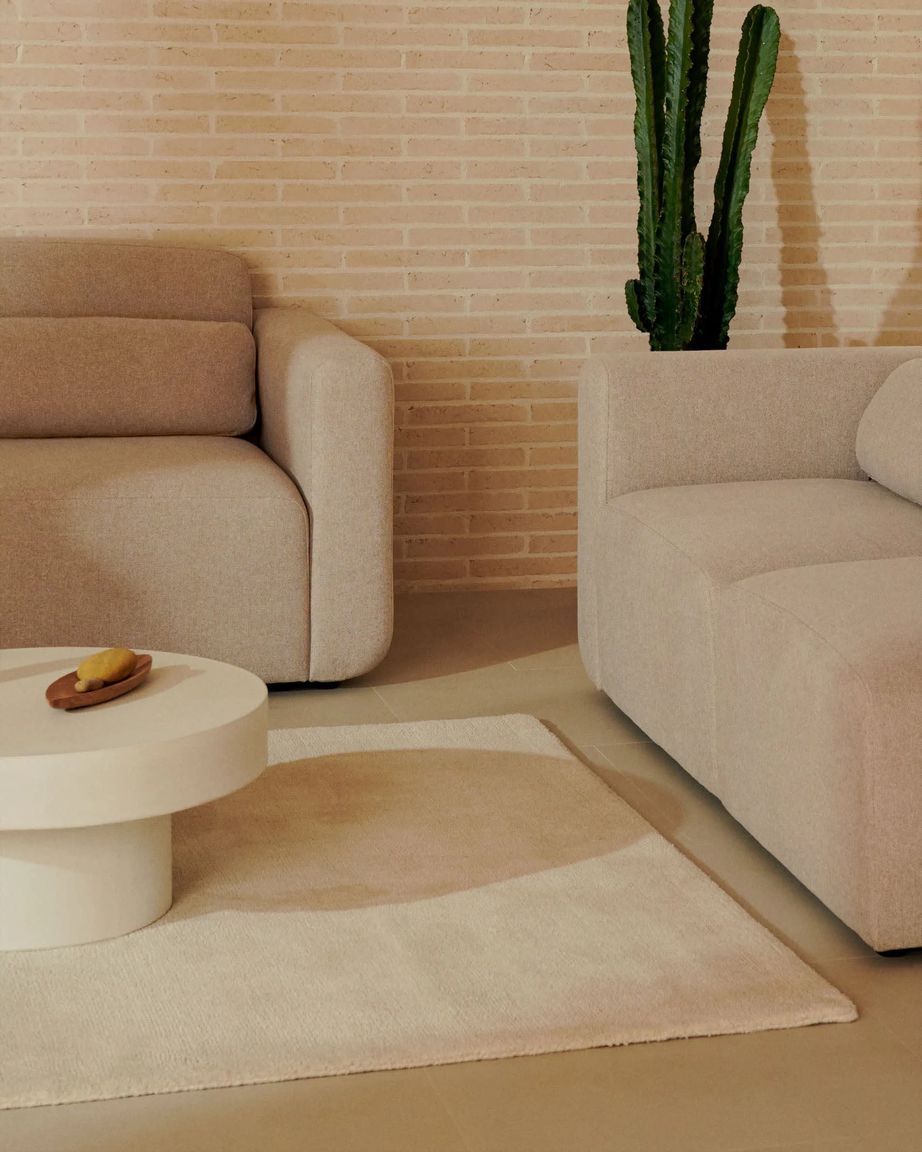Der Empuries Teppich in Weiß (160x230 cm) von Kave Home besticht durch seine elegante Wolloptik und pflegeleichte Widerstandsfähigkeit.
