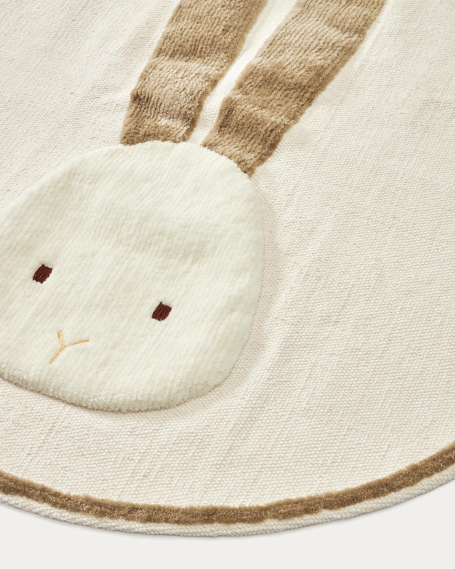 Beiger runder Teppich Ø 100 cm aus Baumwolle mit niedlichem Hasenmotiv. Perfekt für Kinderzimmer, weich und pflegeleicht. Schaffe eine einladende Atmosphäre!