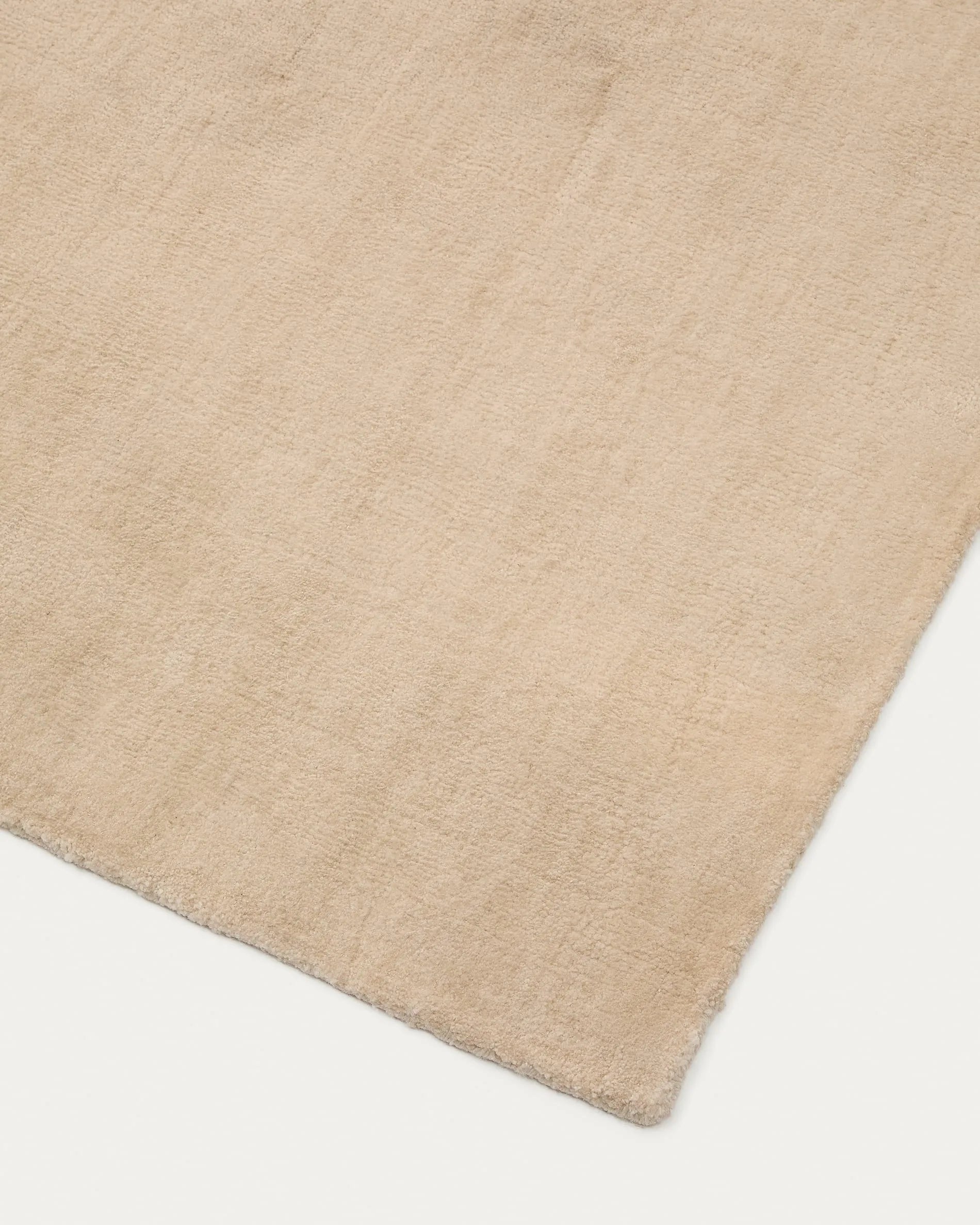 Eleganter weißer Teppich (200x300 cm) aus strapazierfähigem Polypropylen, flauschig, pflegeleicht, ideal für moderne Räume.