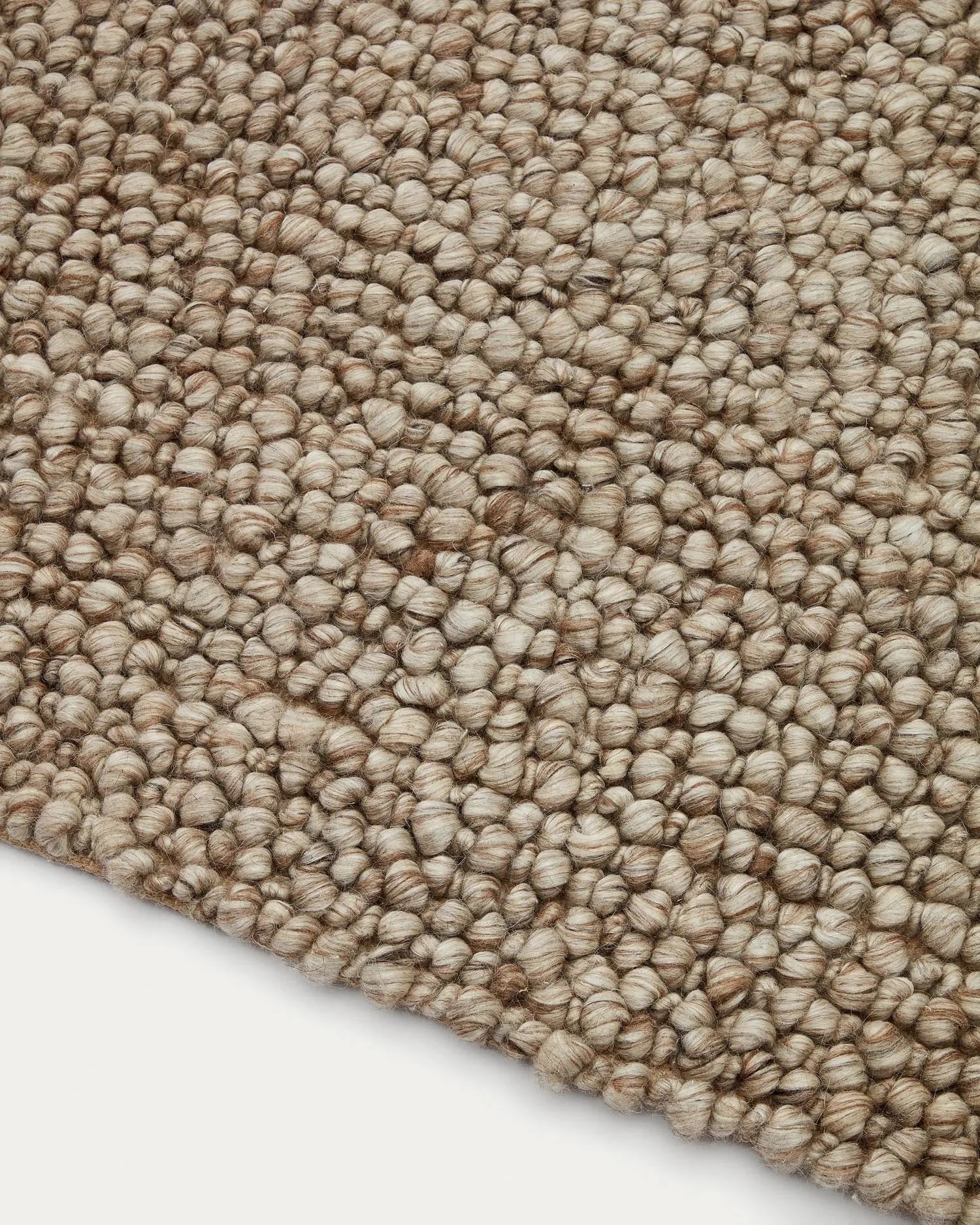 Der Lubrin Teppich in Grau, 200x300 cm, aus 100% Wolle, vereint zeitlose Eleganz mit nachhaltiger Handwerkskunst.