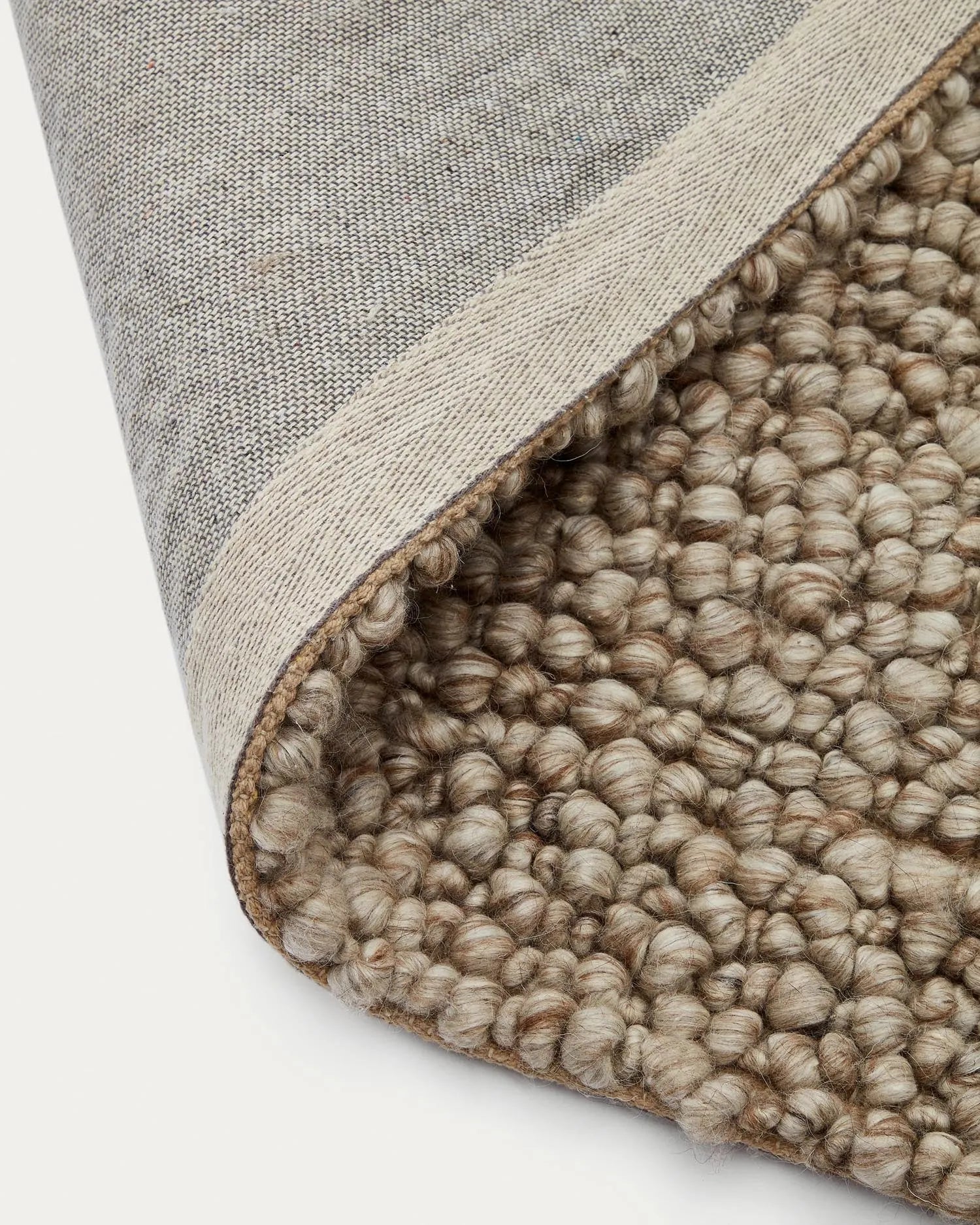 Der Lubrin Teppich in Grau, 200x300 cm, aus 100% Wolle, vereint zeitlose Eleganz mit nachhaltiger Handwerkskunst.