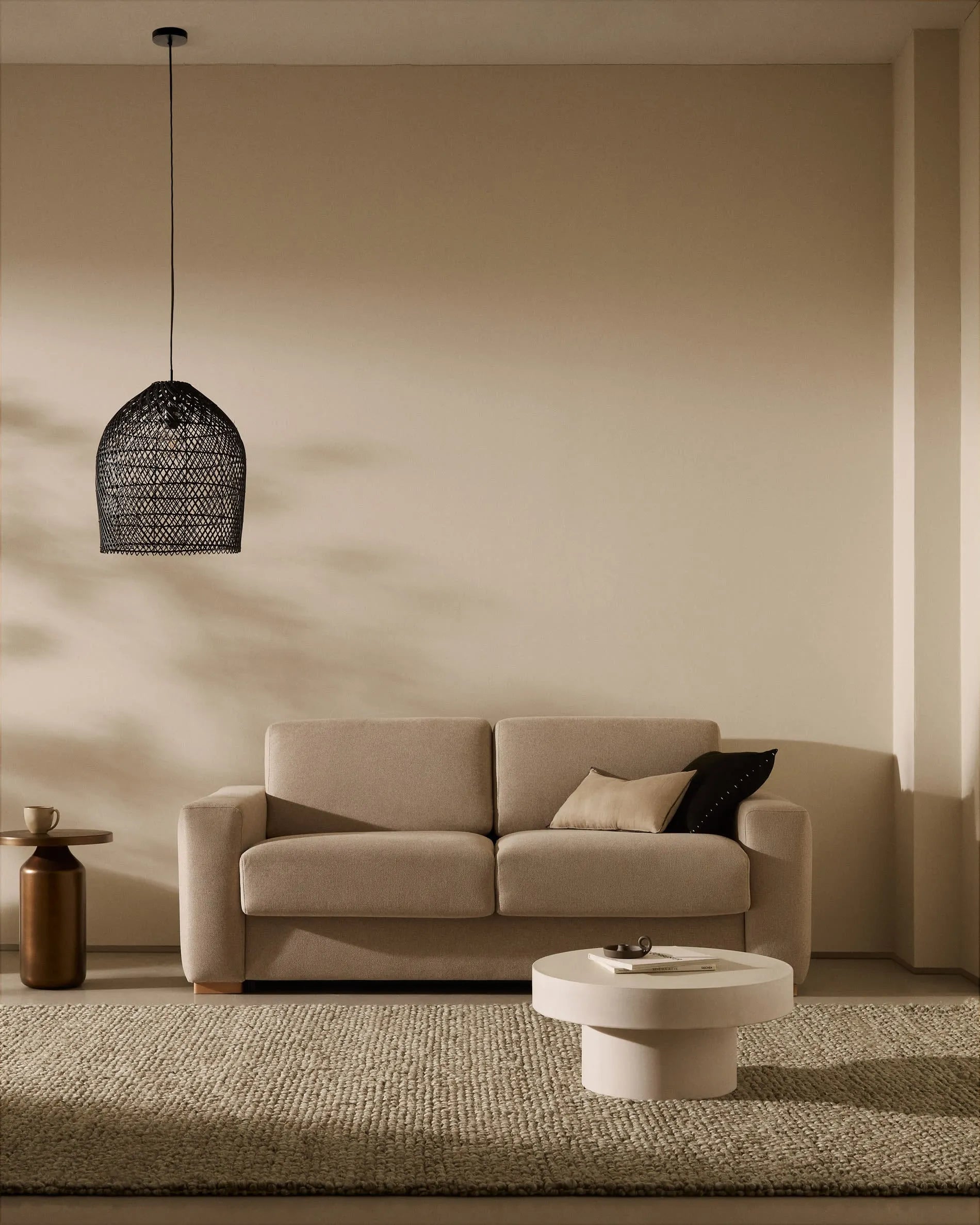 Der Lubrin Teppich in Grau, 200x300 cm, aus 100% Wolle, vereint zeitlose Eleganz mit nachhaltiger Handwerkskunst.