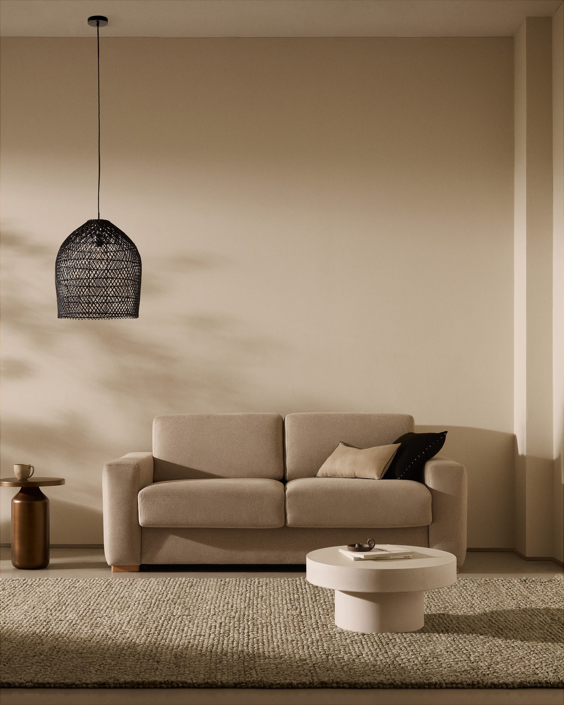 Der Lubrin Teppich in Grau, 200x300 cm, aus 100% Wolle, vereint zeitlose Eleganz mit nachhaltiger Handwerkskunst.