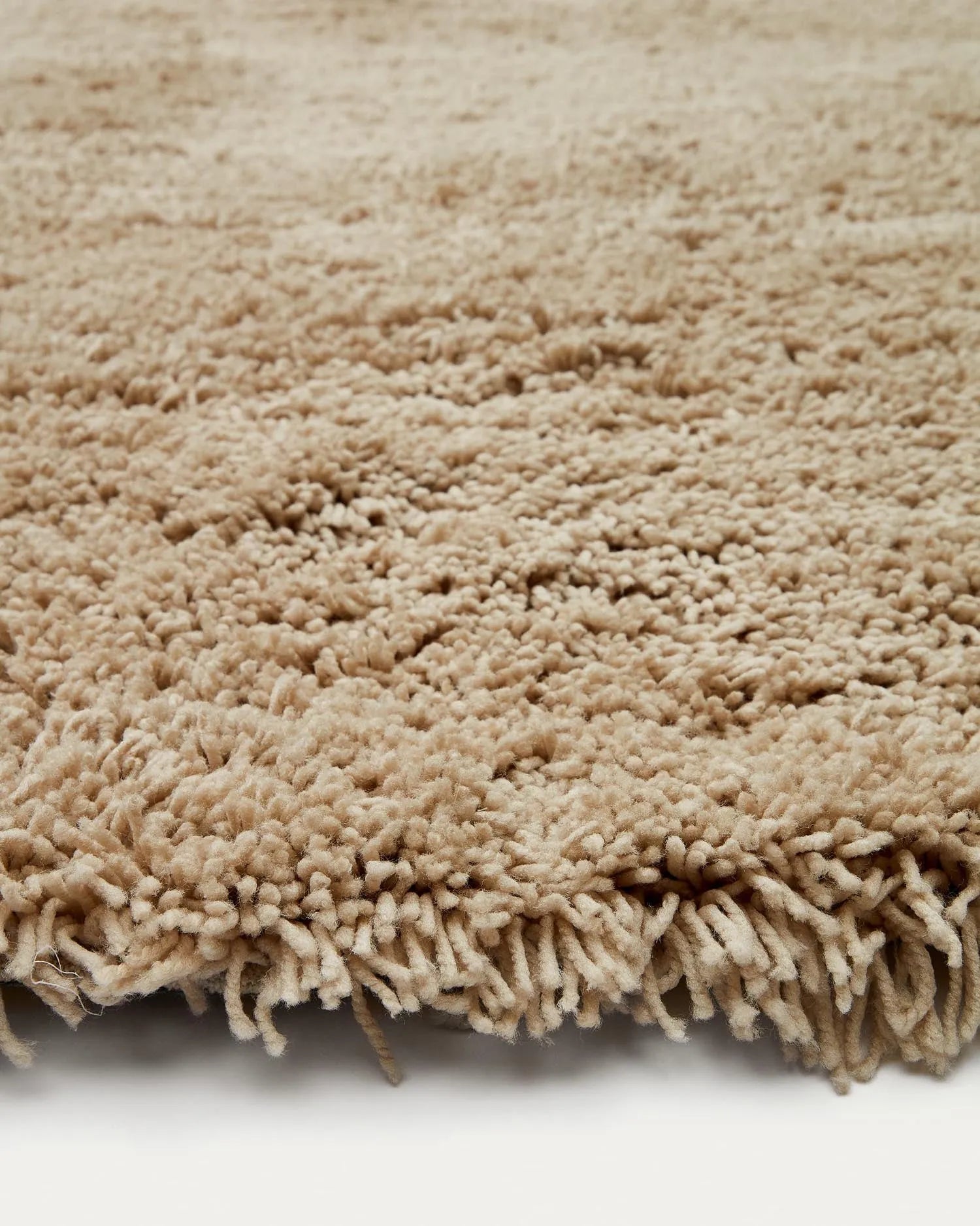 Eleganter Teppich in Beige, 200x300 cm, aus Baumwolle und Polyester, langlebig, pflegeleicht, ideal für stilvolle Räume.