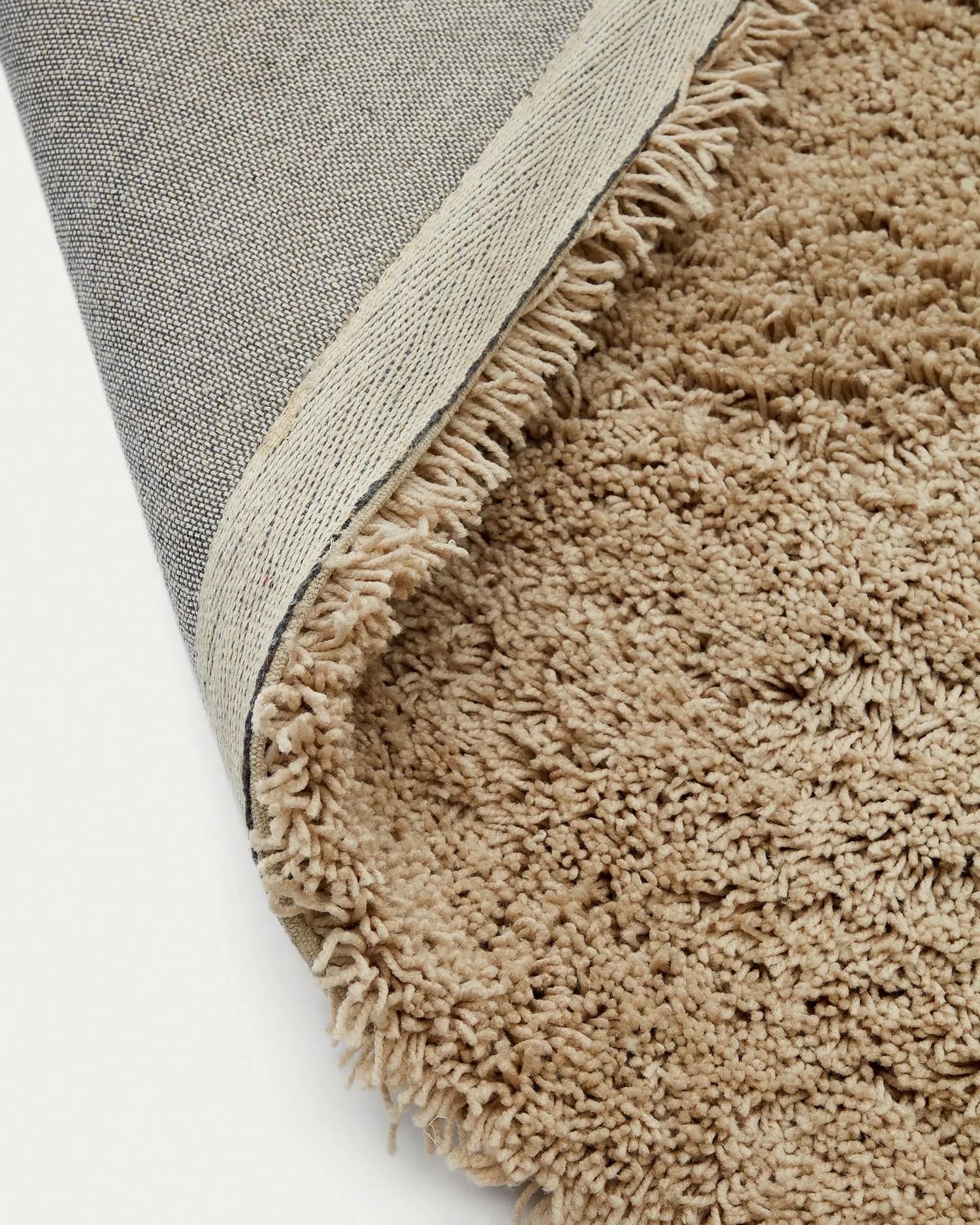 Eleganter Teppich in Beige, 200x300 cm, aus Baumwolle und Polyester, langlebig, pflegeleicht, ideal für stilvolle Räume.
