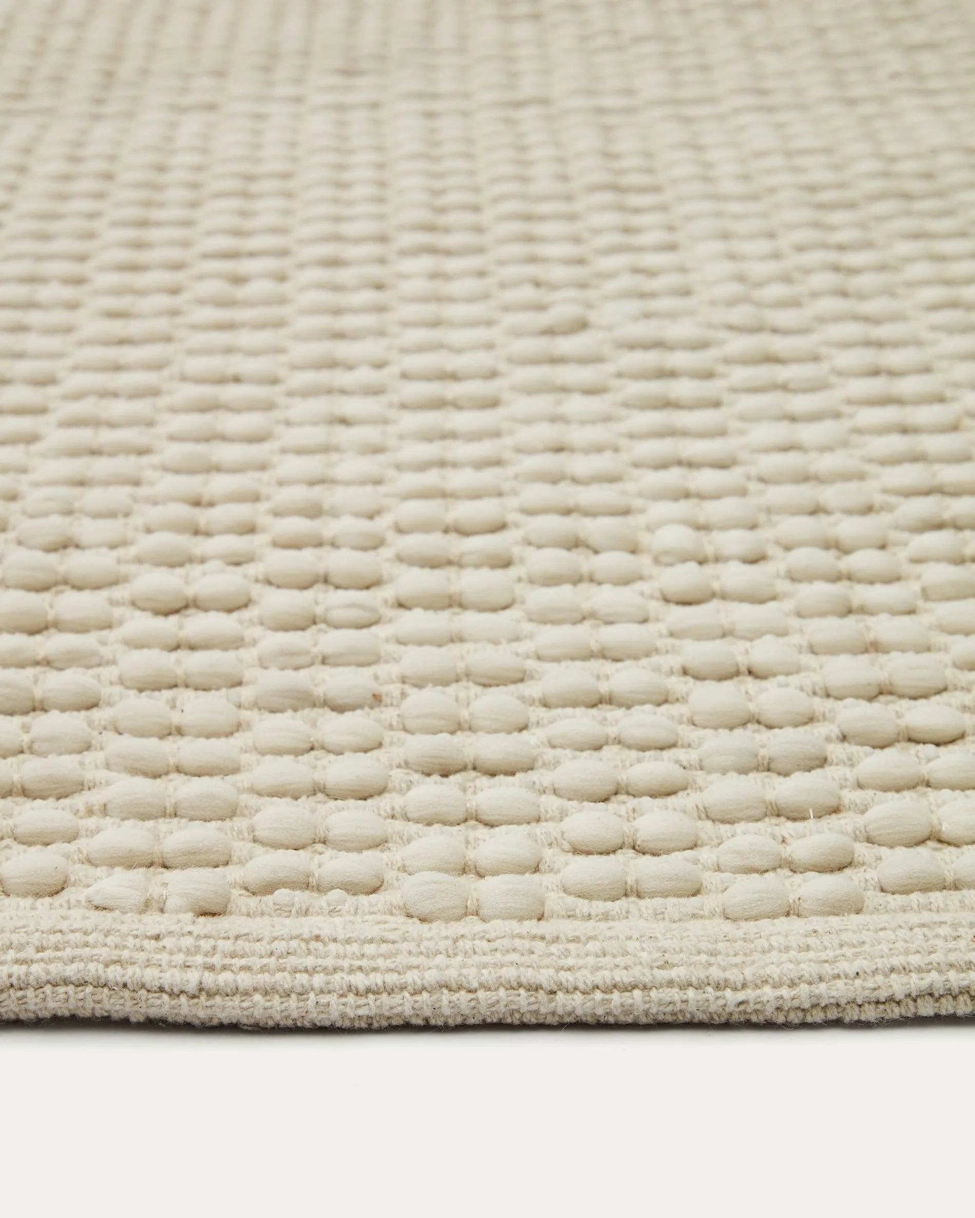 Der Mascarell Teppich in Weiß von Kave Home, 200x300 cm, vereint weiche Baumwolle mit robustem Polyester für stilvolle Langlebigkeit.