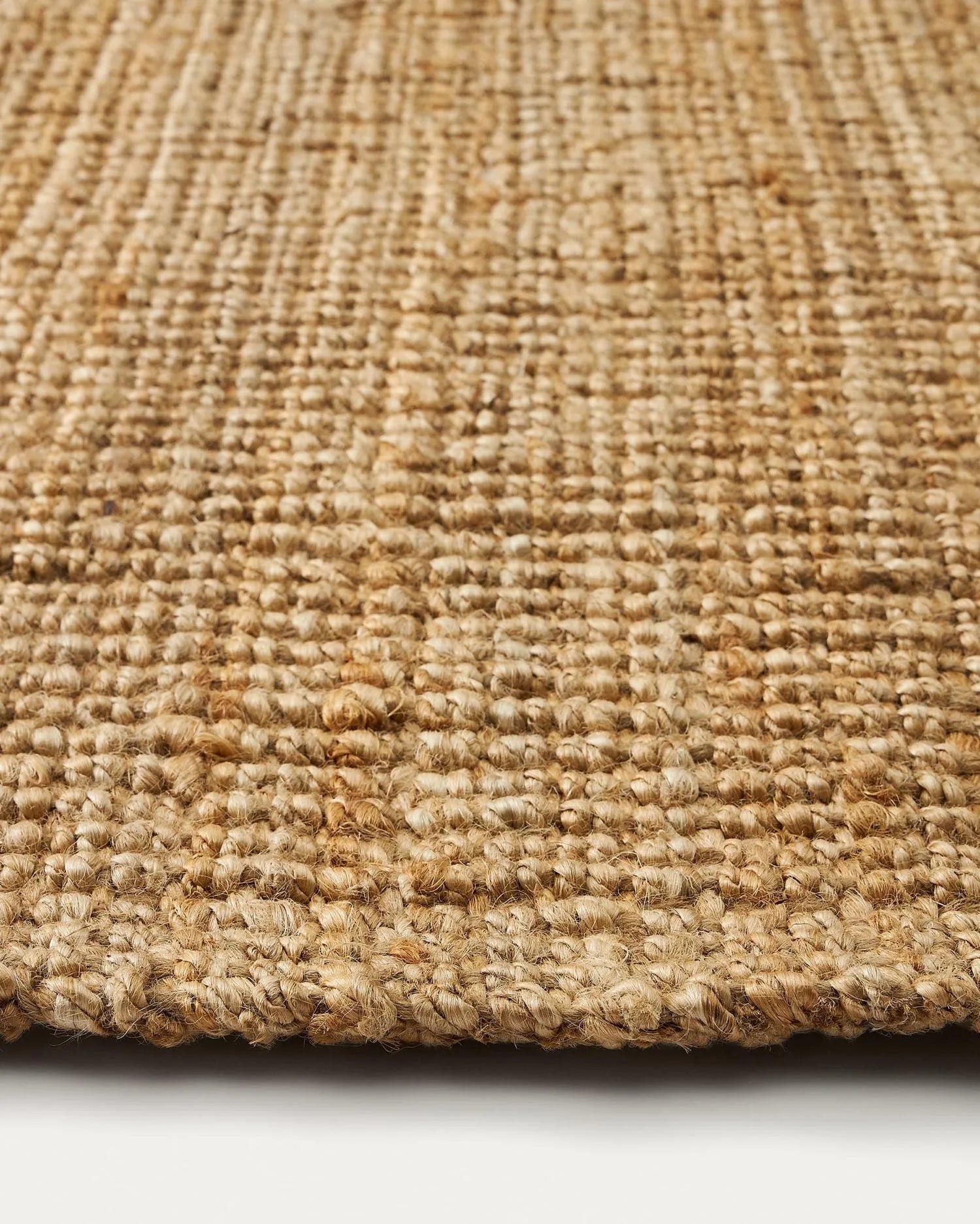 Der Madelin Jute-Teppich (160x230 cm) von Kave Home vereint Nachhaltigkeit und Stil, ideal für jedes Zuhause.