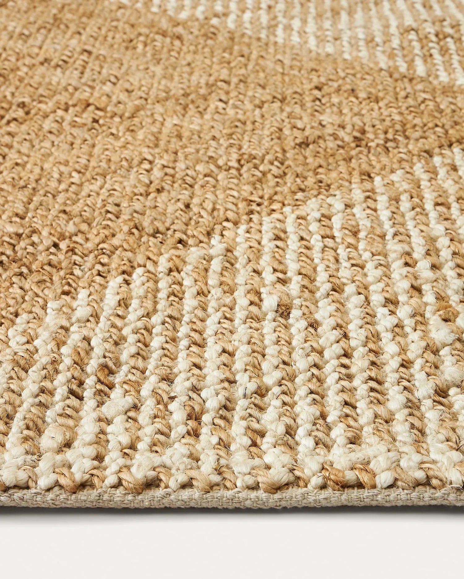 Der Maelan Teppich vereint natürliche Materialien und stilvolles Design für ein gemütliches Wohnambiente.