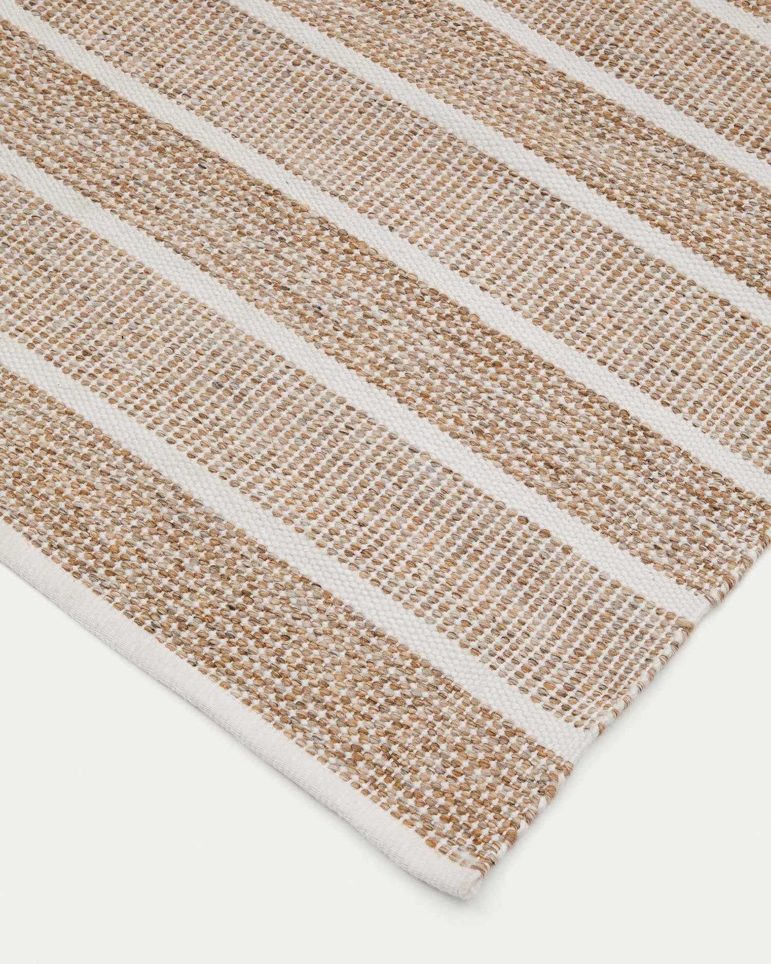 Desni Teppich 200x300 cm aus 100% recyceltem PET in Beige von Kave Home. Umweltfreundlich, elegant und vielseitig einsetzbar.