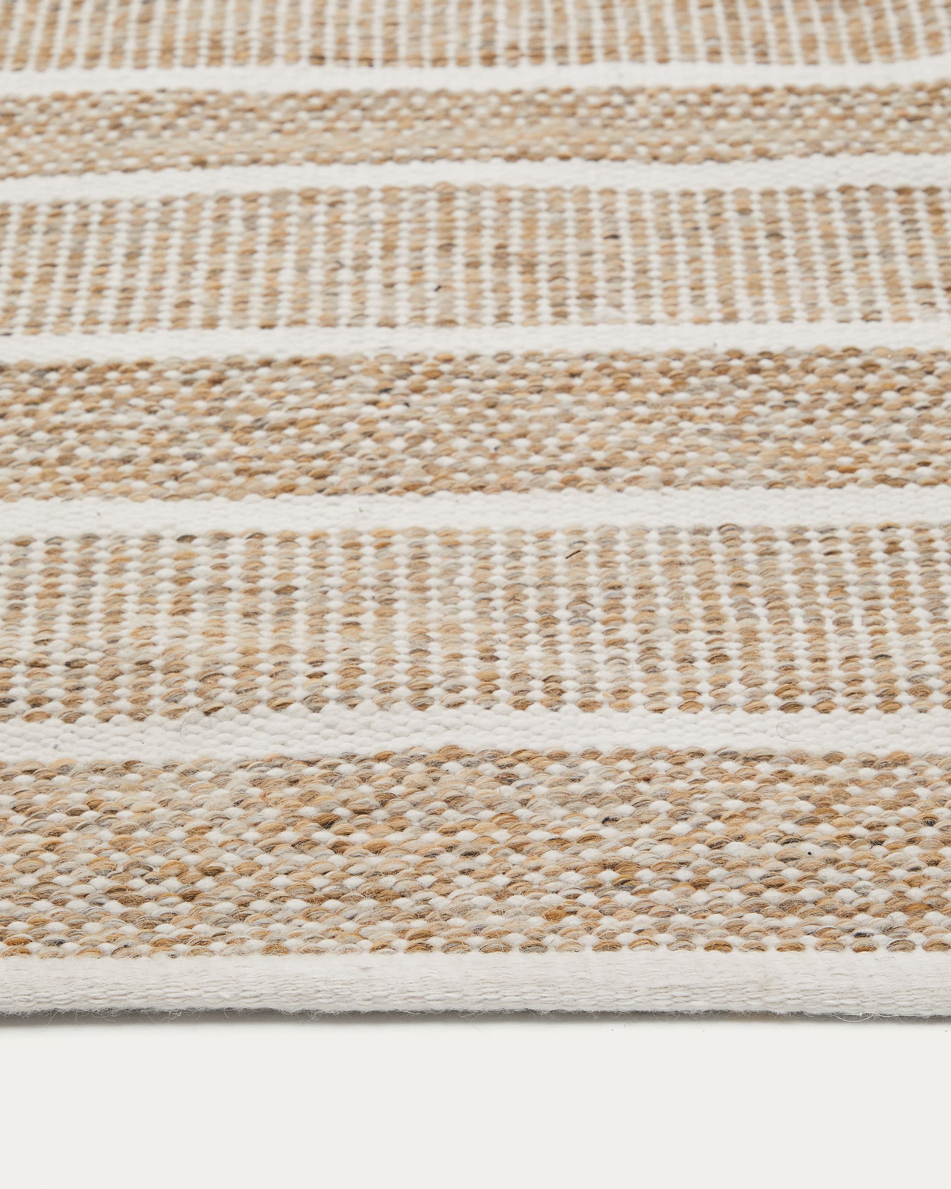Verleihen Sie Ihrem Außenbereich mit dem Desni Teppich von Kave Home (200 x 300 cm) aus 100 % recyceltem PET in stilvollem Beige einen Hauch von Eleganz.