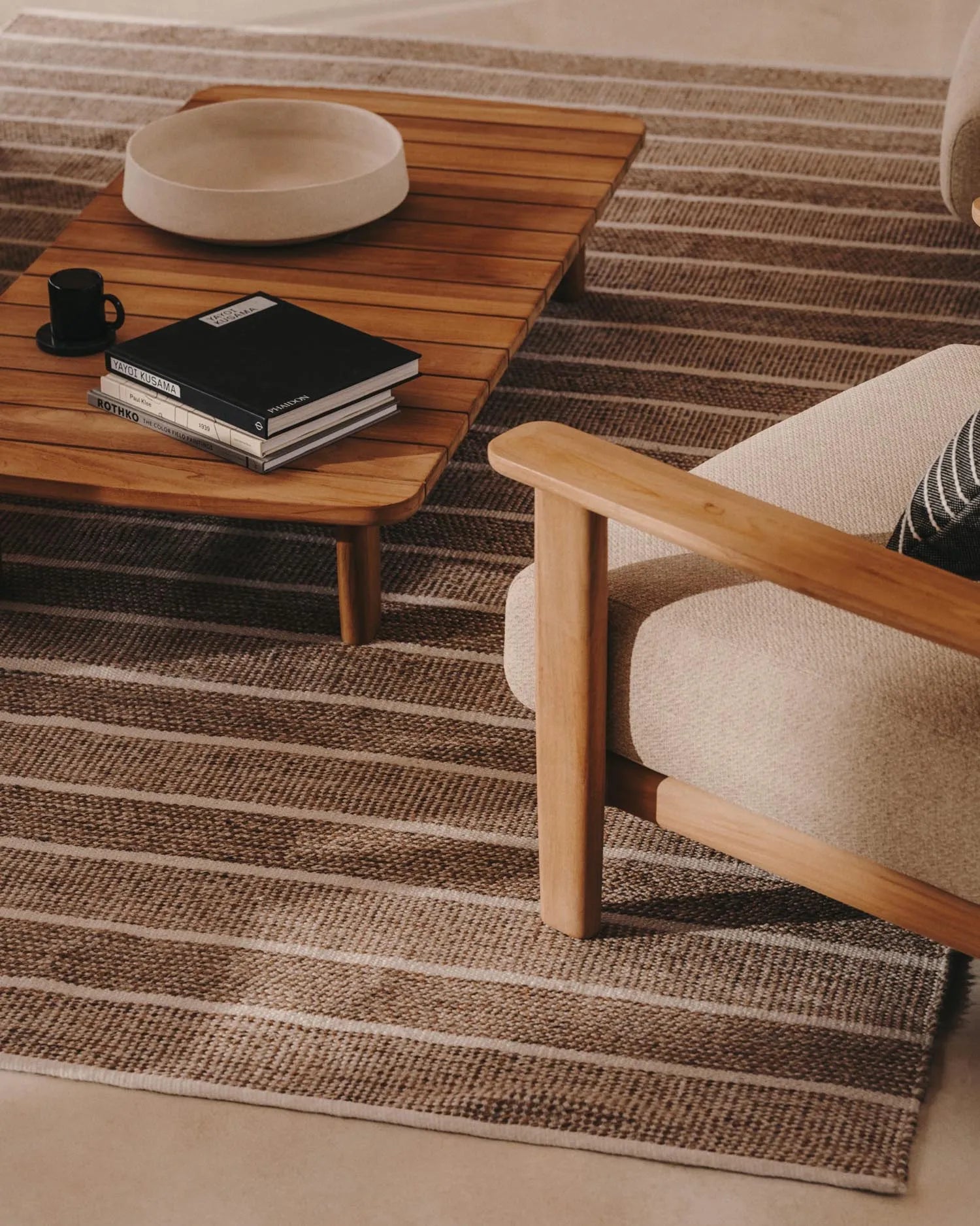 Der Desni Teppich von Kave Home: stilvoll, nachhaltig und robust. Perfekt für Terrasse oder Garten, aus 100% recyceltem PET.