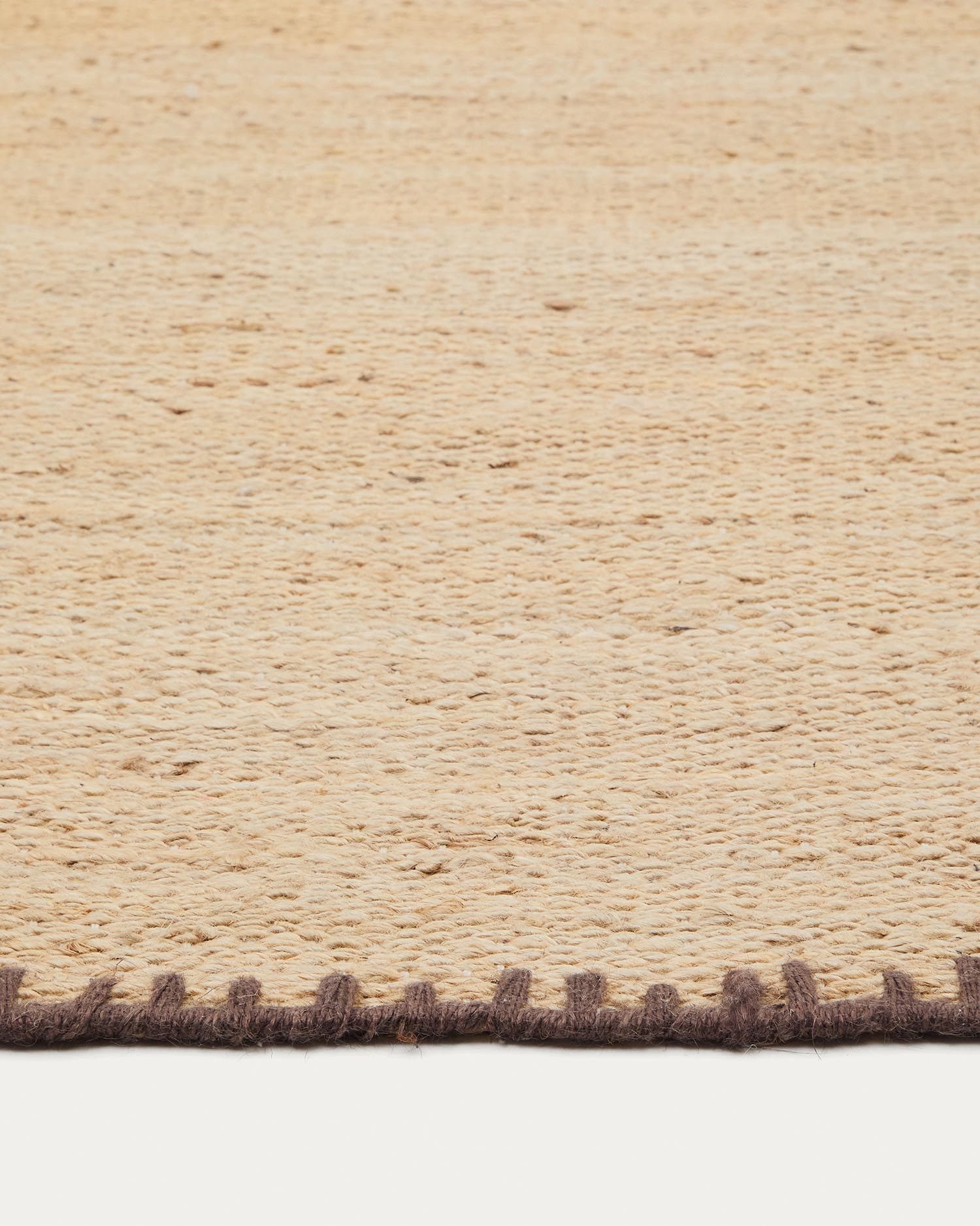 Natürlicher Jute-Teppich Sorina, 160x230 cm, mit braunem Rand. Stilvoll, langlebig und ideal für jeden Wohnraum.