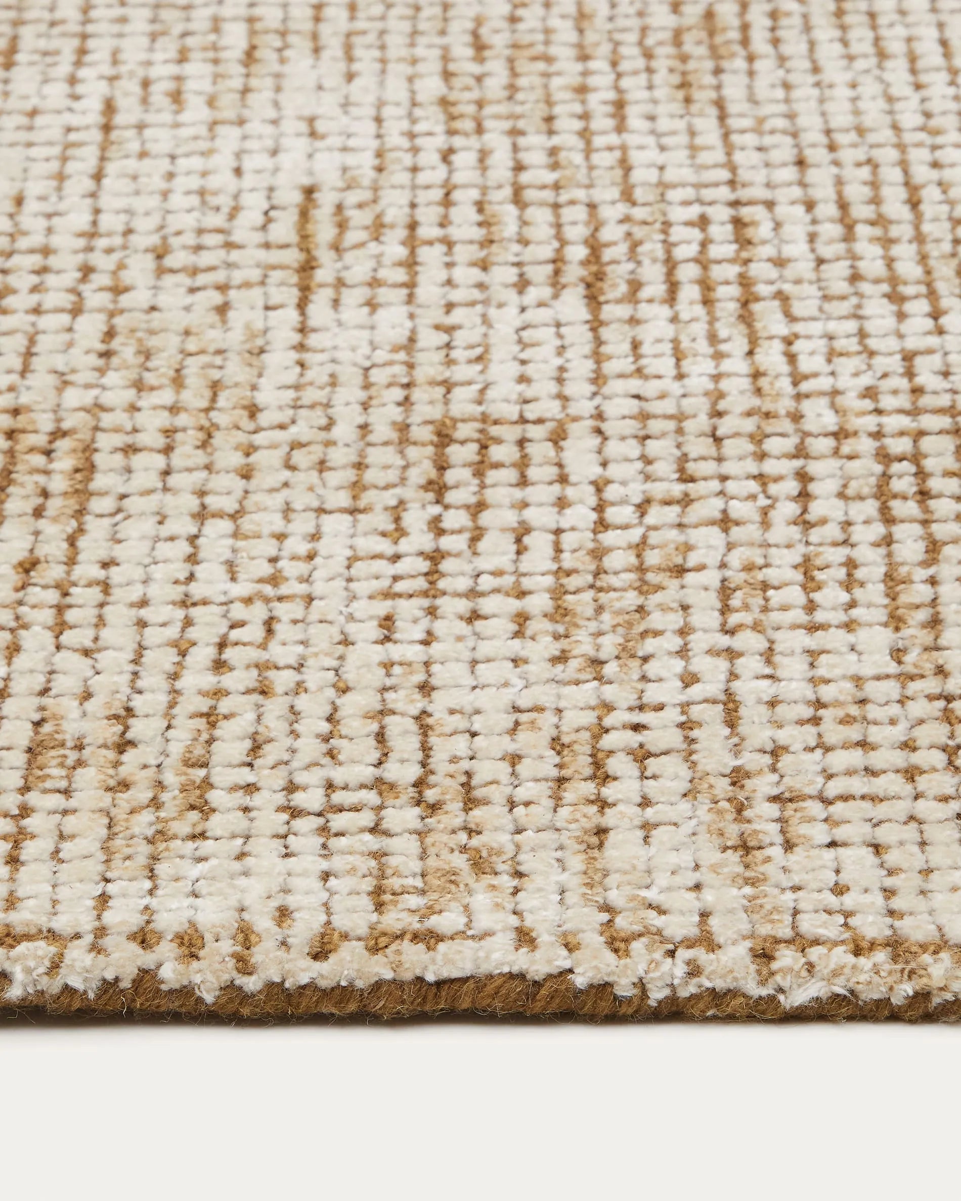 Der Susi Teppich in Grün vereint luxuriöse Wolle und Bambusviskose für Eleganz und Komfort in Ihrem Zuhause.