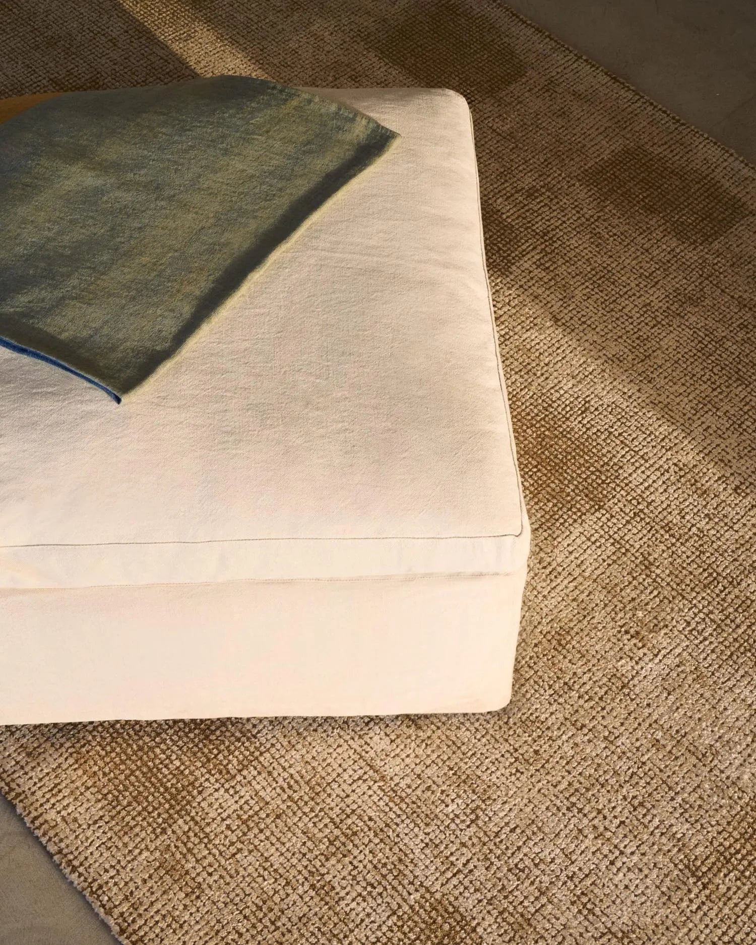 Der Susi Teppich in Grün vereint luxuriöse Wolle und Bambusviskose für Eleganz und Komfort in Ihrem Zuhause.