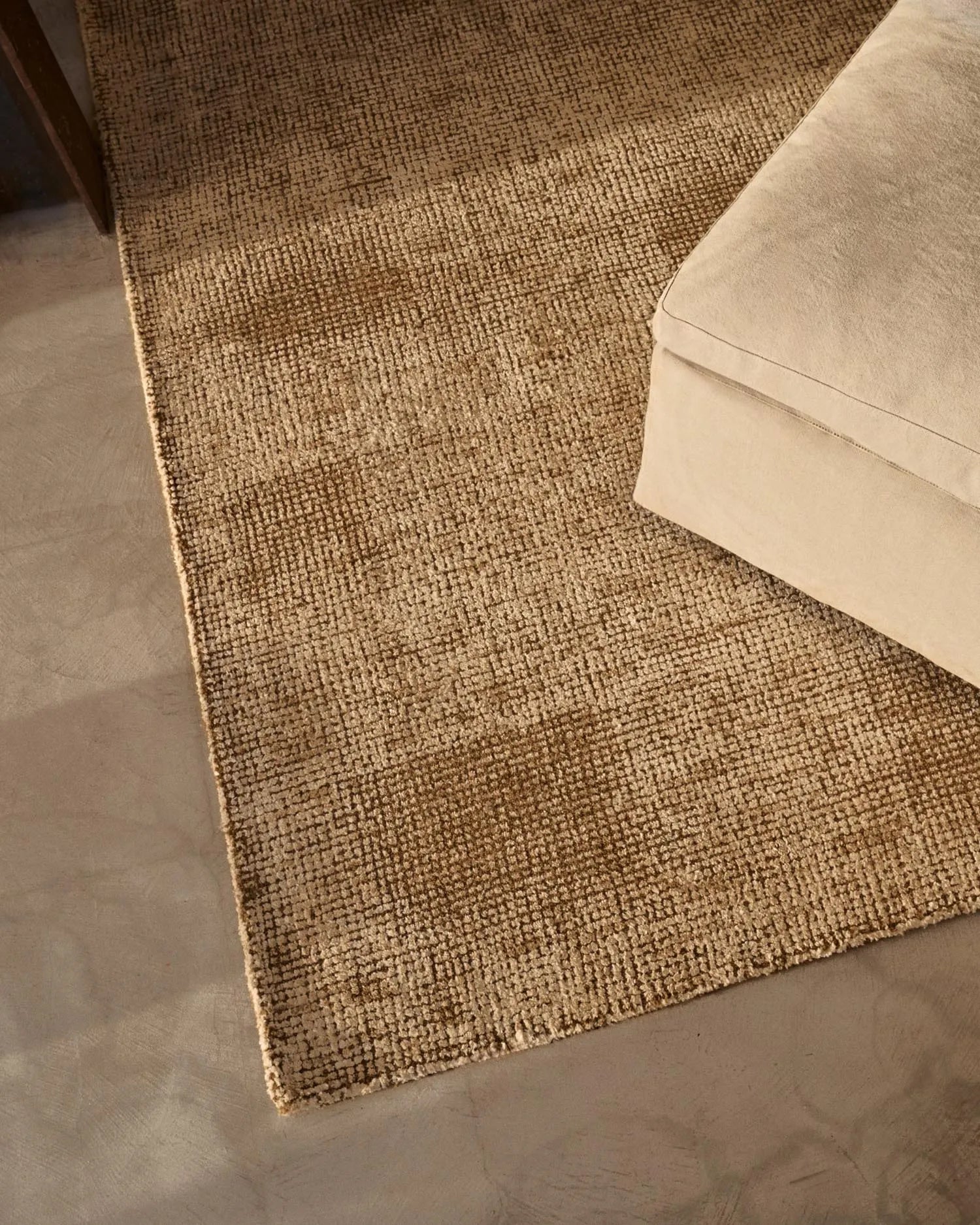 Der Susi Teppich in Grün vereint luxuriöse Wolle und Bambusviskose für Eleganz und Komfort in Ihrem Zuhause.