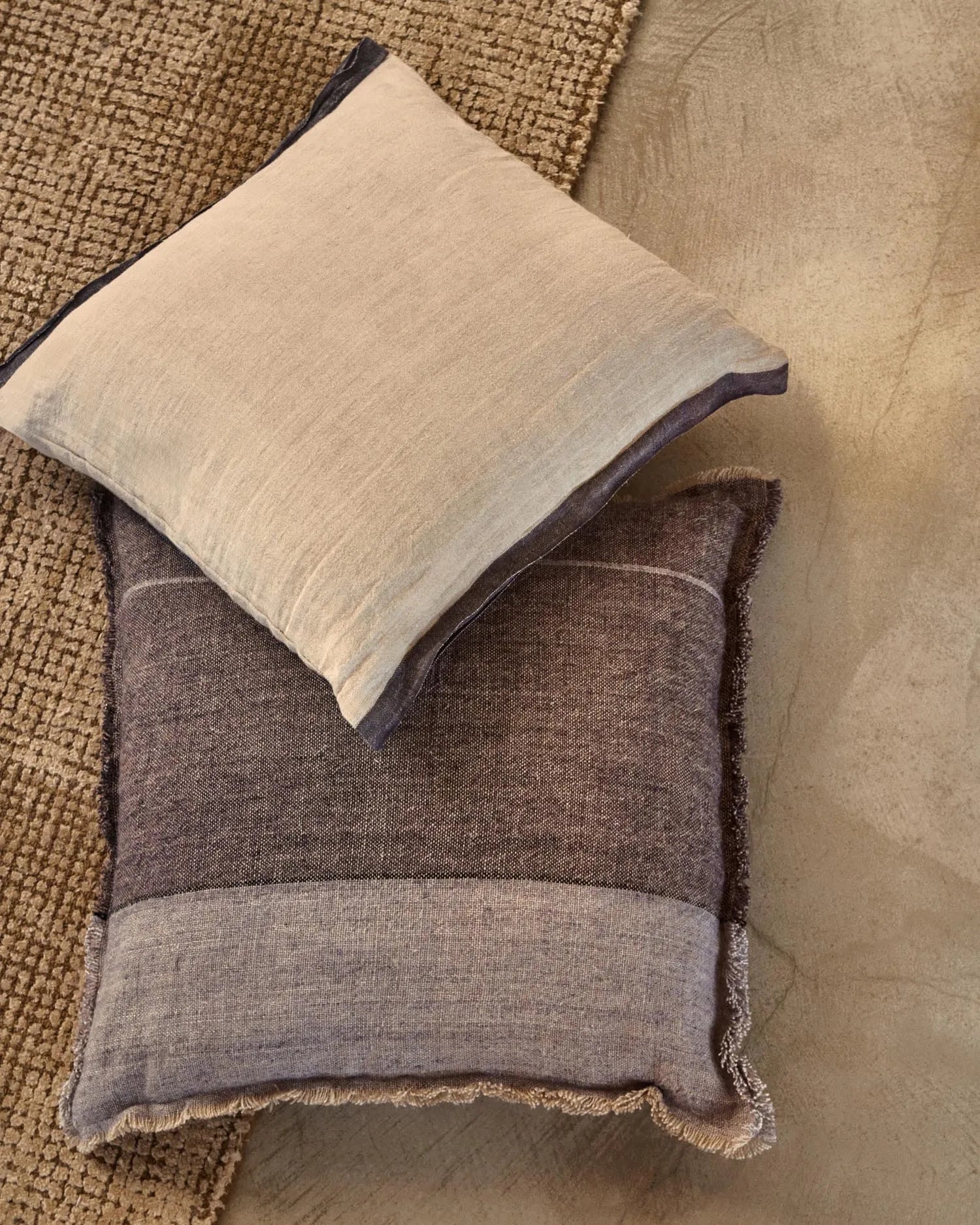 Der Susi Teppich in Grün vereint luxuriöse Wolle und Bambusviskose für Eleganz und Komfort in Ihrem Zuhause.