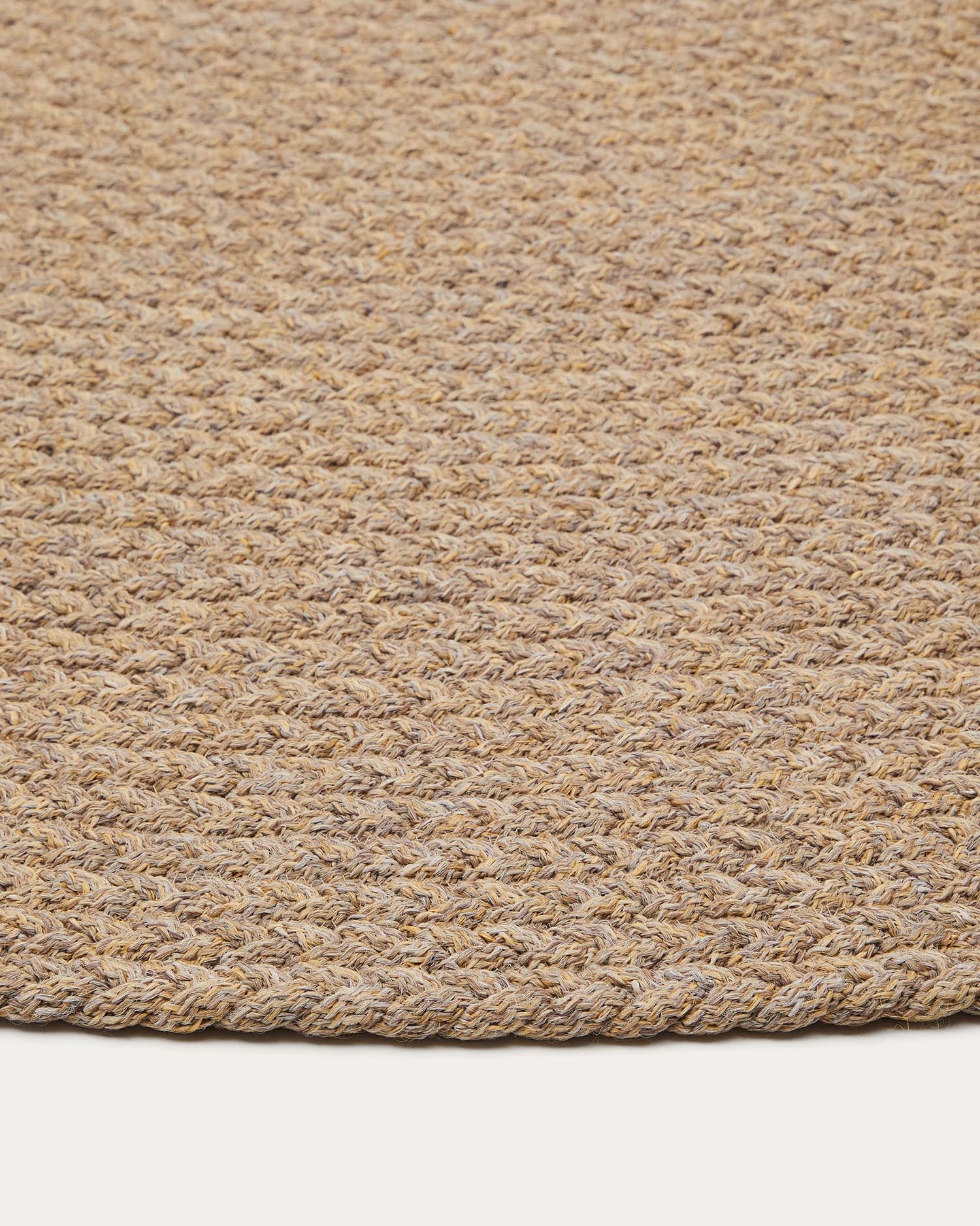 Eleganter runder Teppich Despas von Kave Home, Ø 200 cm, beige, wetterfest und pflegeleicht – perfekt für stilvolle Aussenbereiche.