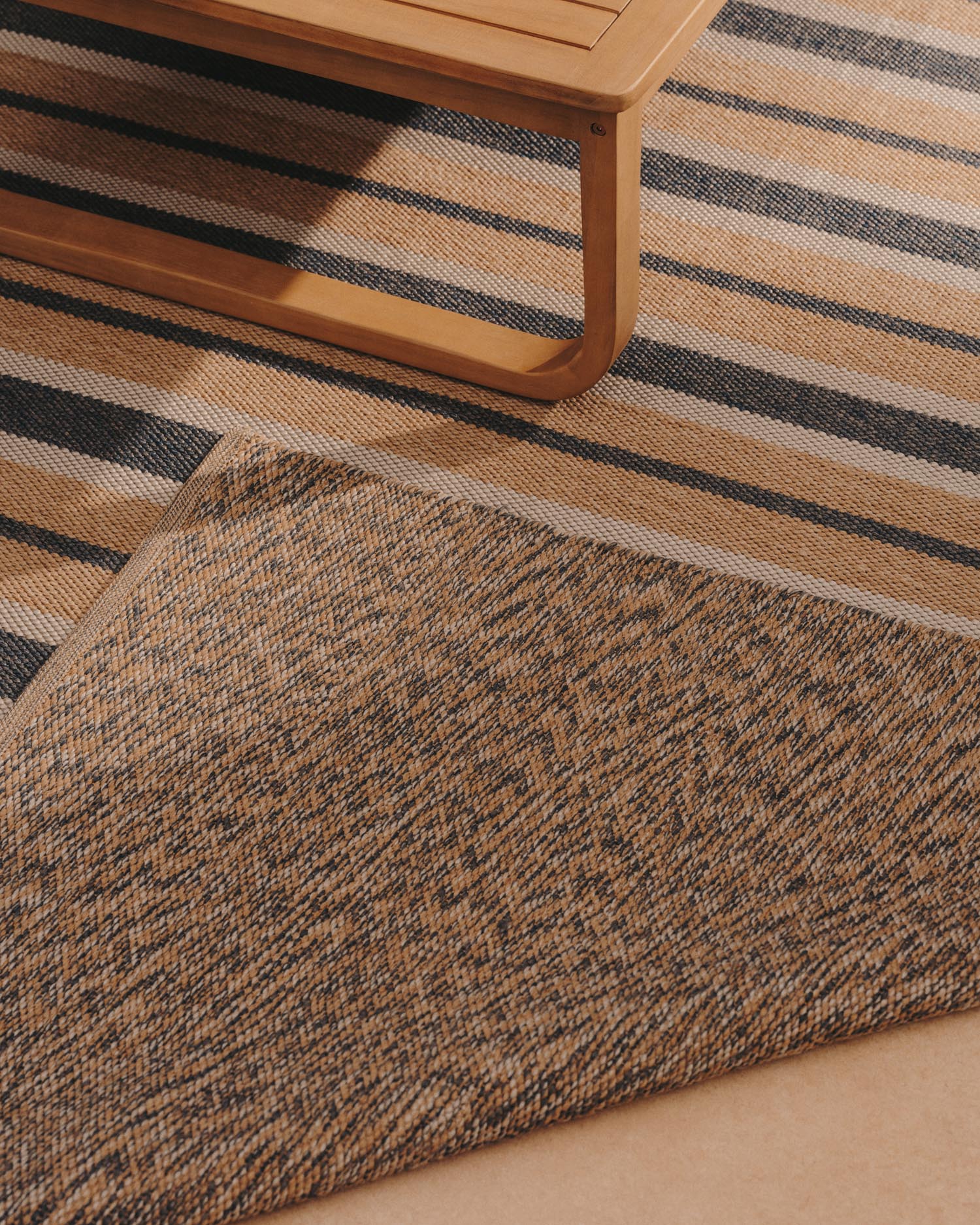 Entdecken Sie den Pareto Teppich von Kave Home: stilvoll, robust und perfekt für Ihren Außenbereich. Ideal für Terrassen und Gärten.