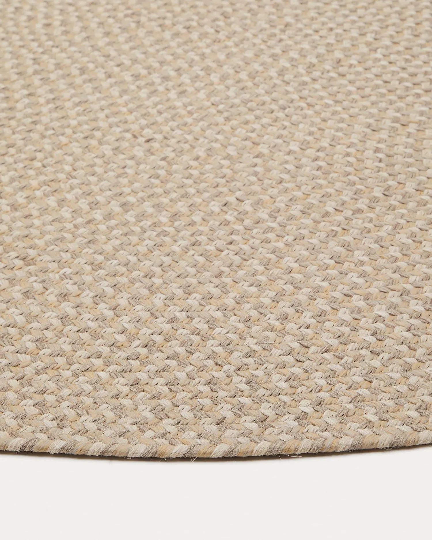 Eleganter, ovaler Teppich aus recyceltem PET, beige, 160x230 cm, wetterfest und pflegeleicht für stilvolle Außenbereiche.