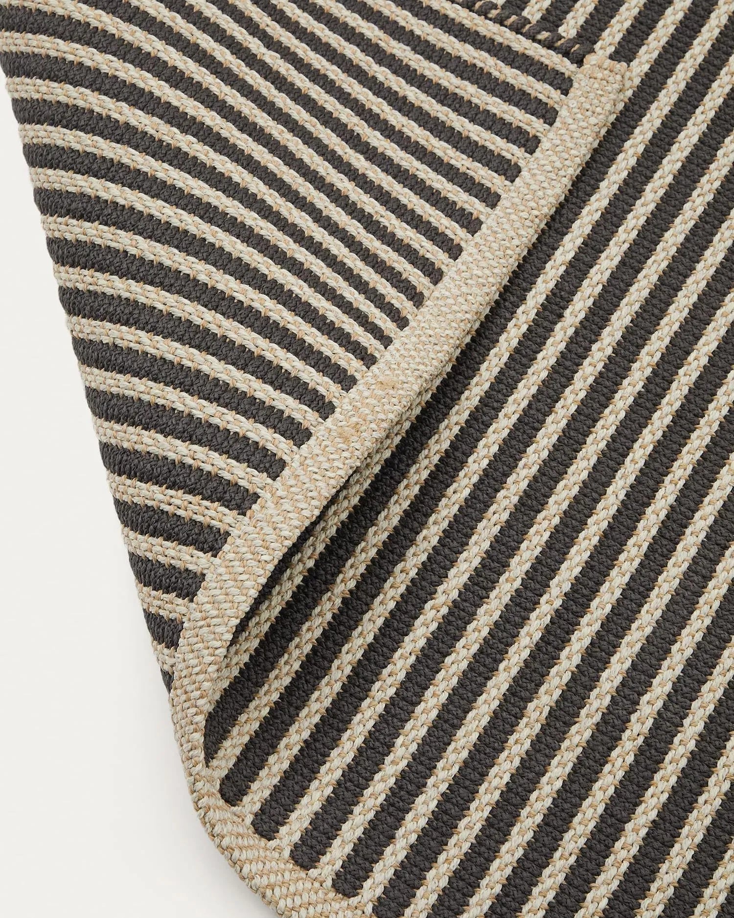 Eleganter Outdoor-Teppich in Beige-Schwarz, 160x230 cm, wasserabweisend und pflegeleicht.