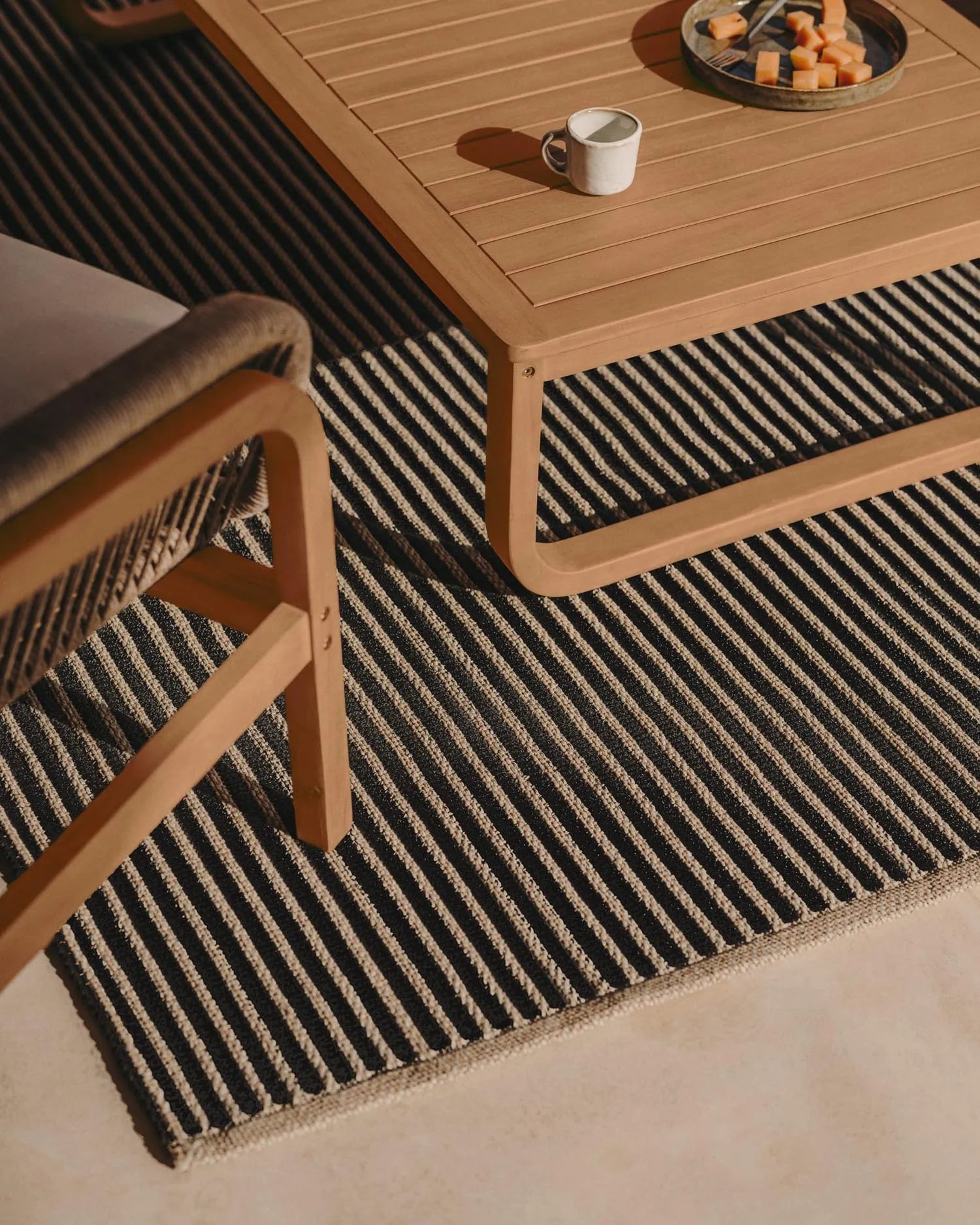 Eleganter Outdoor-Teppich in Beige-Schwarz, 160x230 cm, wasserabweisend und pflegeleicht.