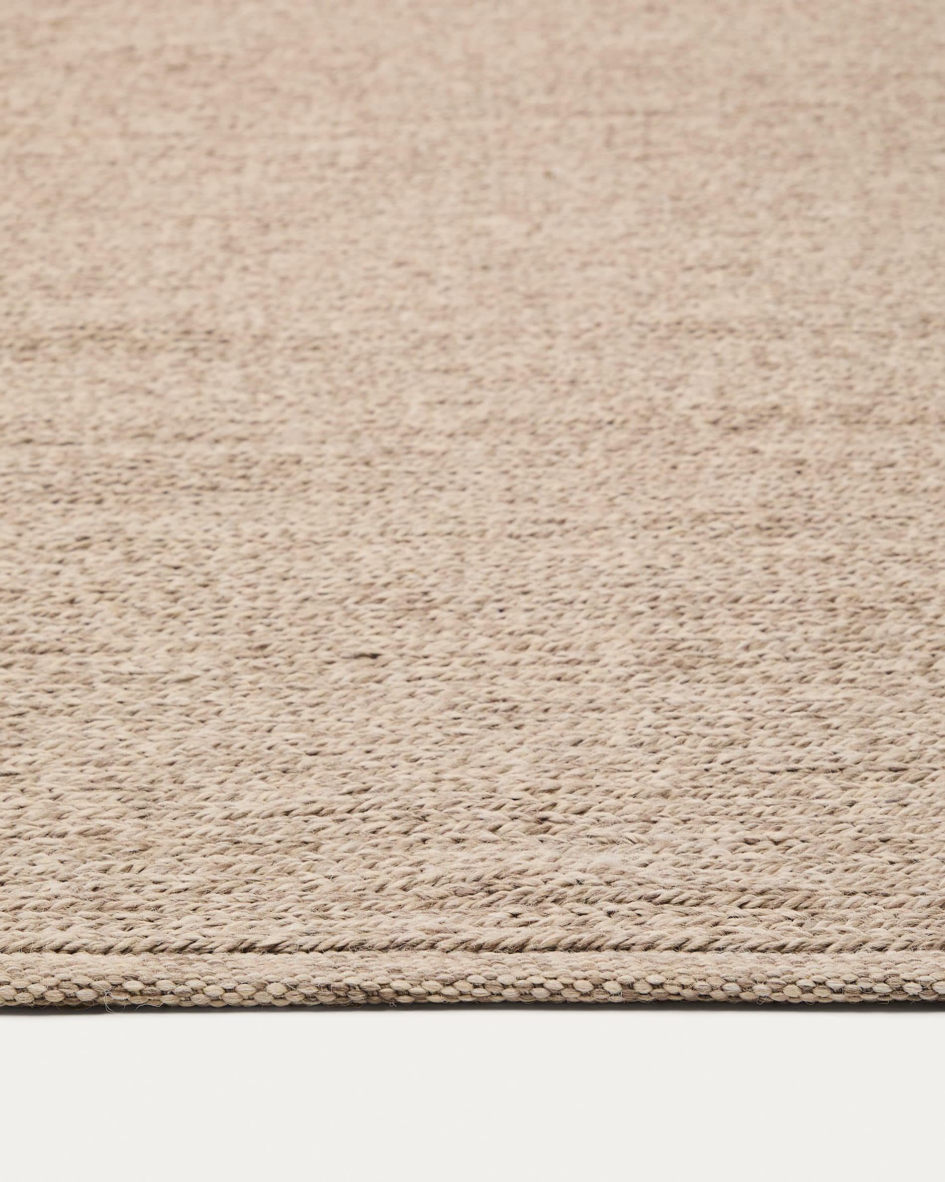 Gestalten Sie Ihre Terrasse mit dem 200 x 300 cm großen Teppich Galinda von Kave Home – stilvoll, langlebig und ideal für den Außenbereich!