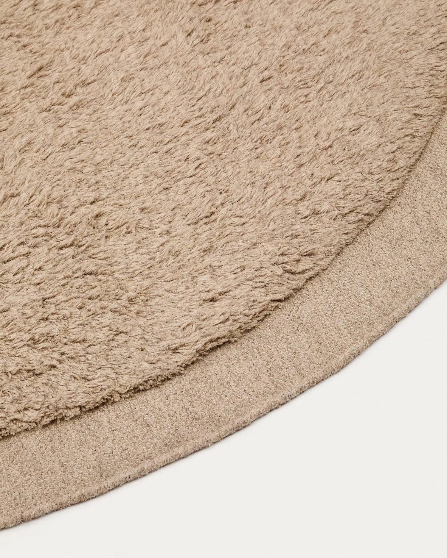 Eleganter, runder Wollteppich in Beige, Ø 200 cm, handgefertigt, langlebig und umweltfreundlich.