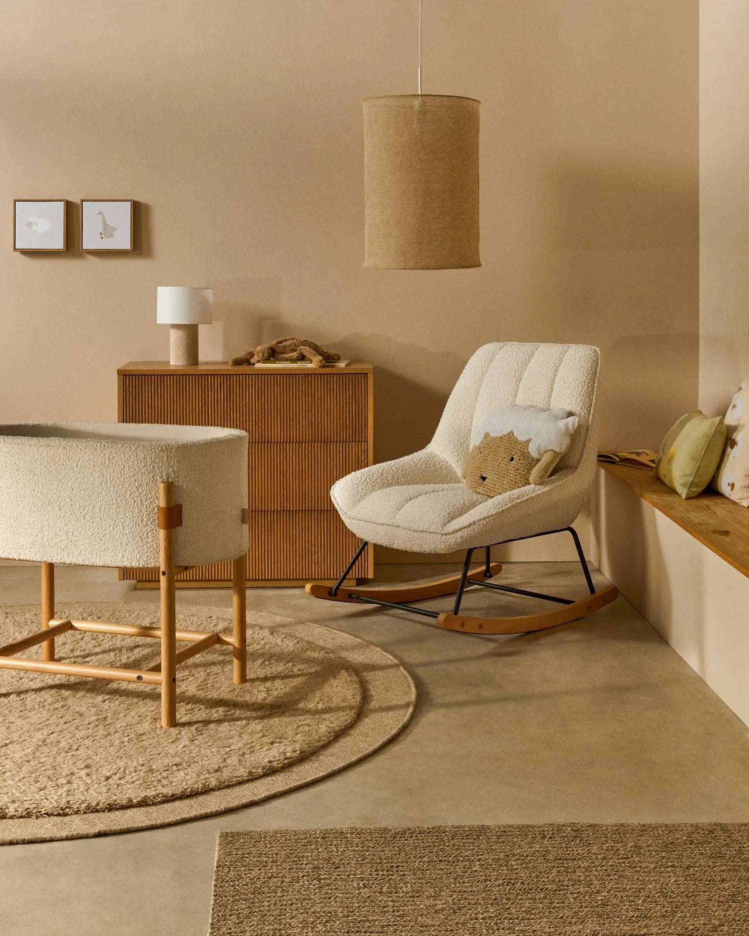 Eleganter, runder Wollteppich in Beige, Ø 200 cm, handgefertigt, langlebig und umweltfreundlich.