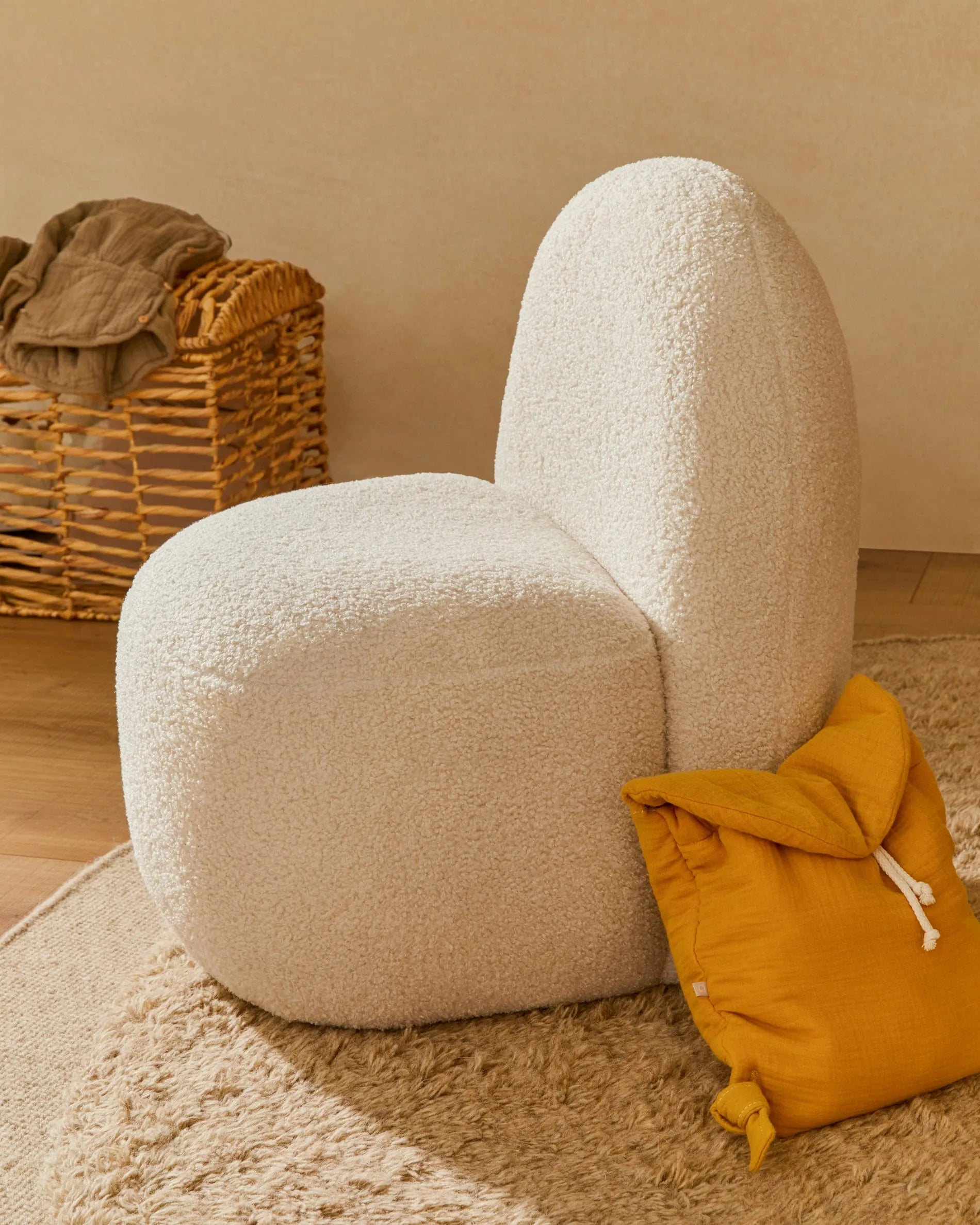 Eleganter, runder Wollteppich in Beige, Ø 200 cm, handgefertigt, langlebig und umweltfreundlich.