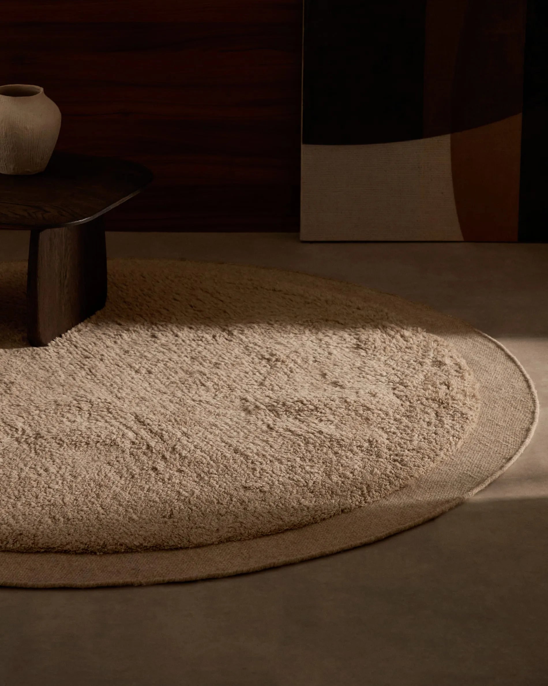 Eleganter, runder Wollteppich in Beige, Ø 200 cm, handgefertigt, langlebig und umweltfreundlich.