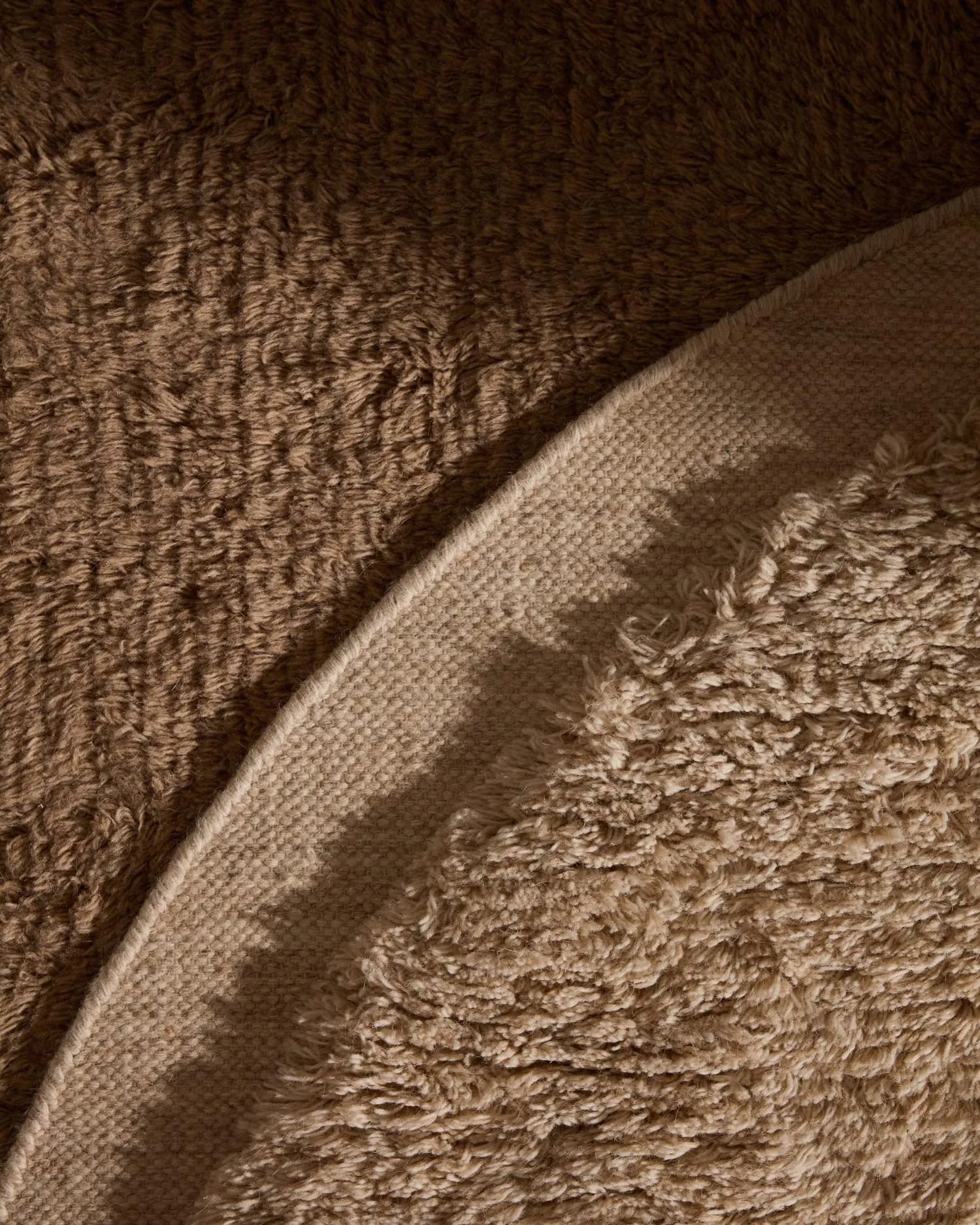 Eleganter, runder Wollteppich in Beige, Ø 200 cm, handgefertigt, langlebig und umweltfreundlich.