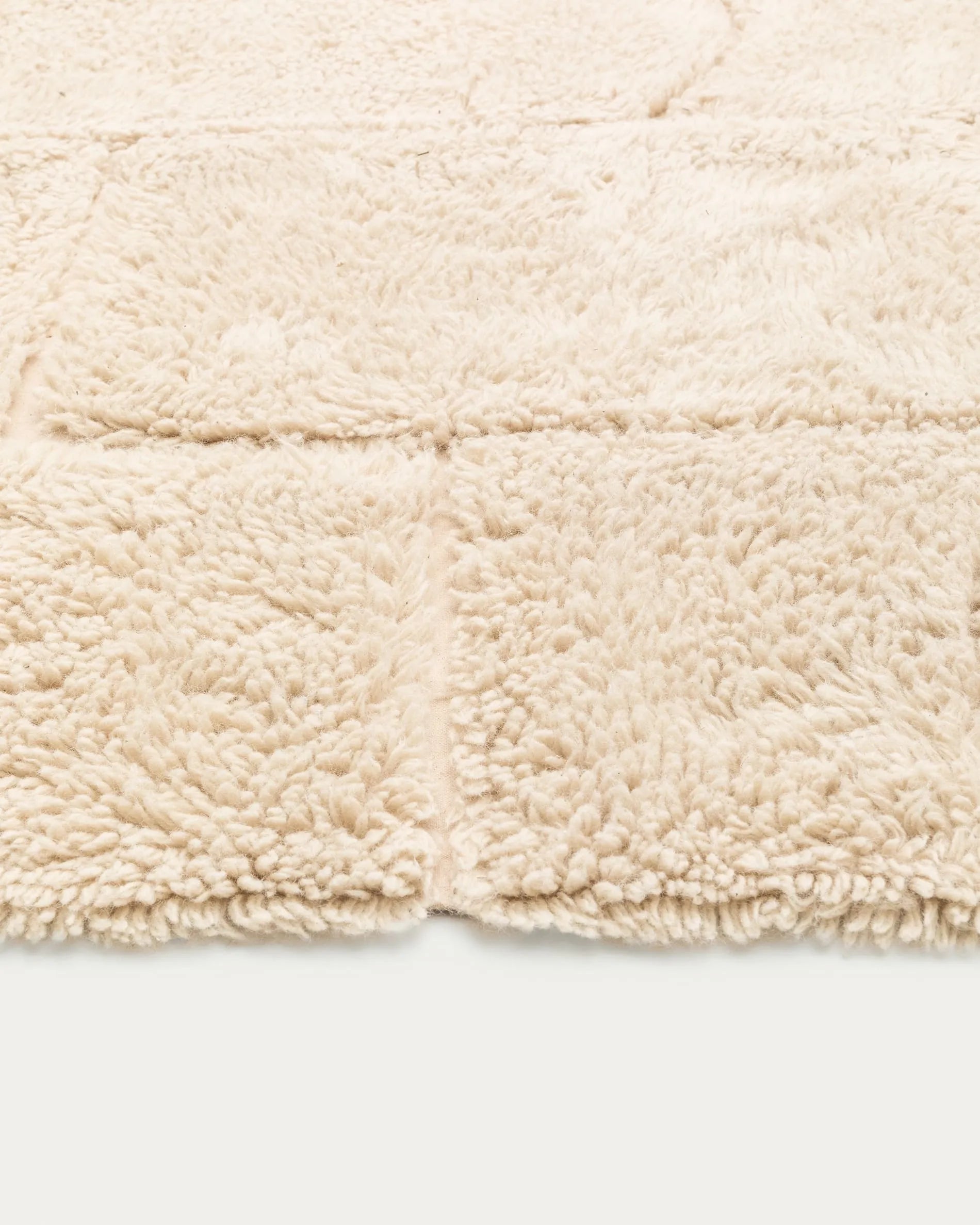 Eleganter Wollteppich in Ecru, 200x300 cm, mit Jacquard-Muster, langlebig und pflegeleicht, ideal für stilvolle Räume.
