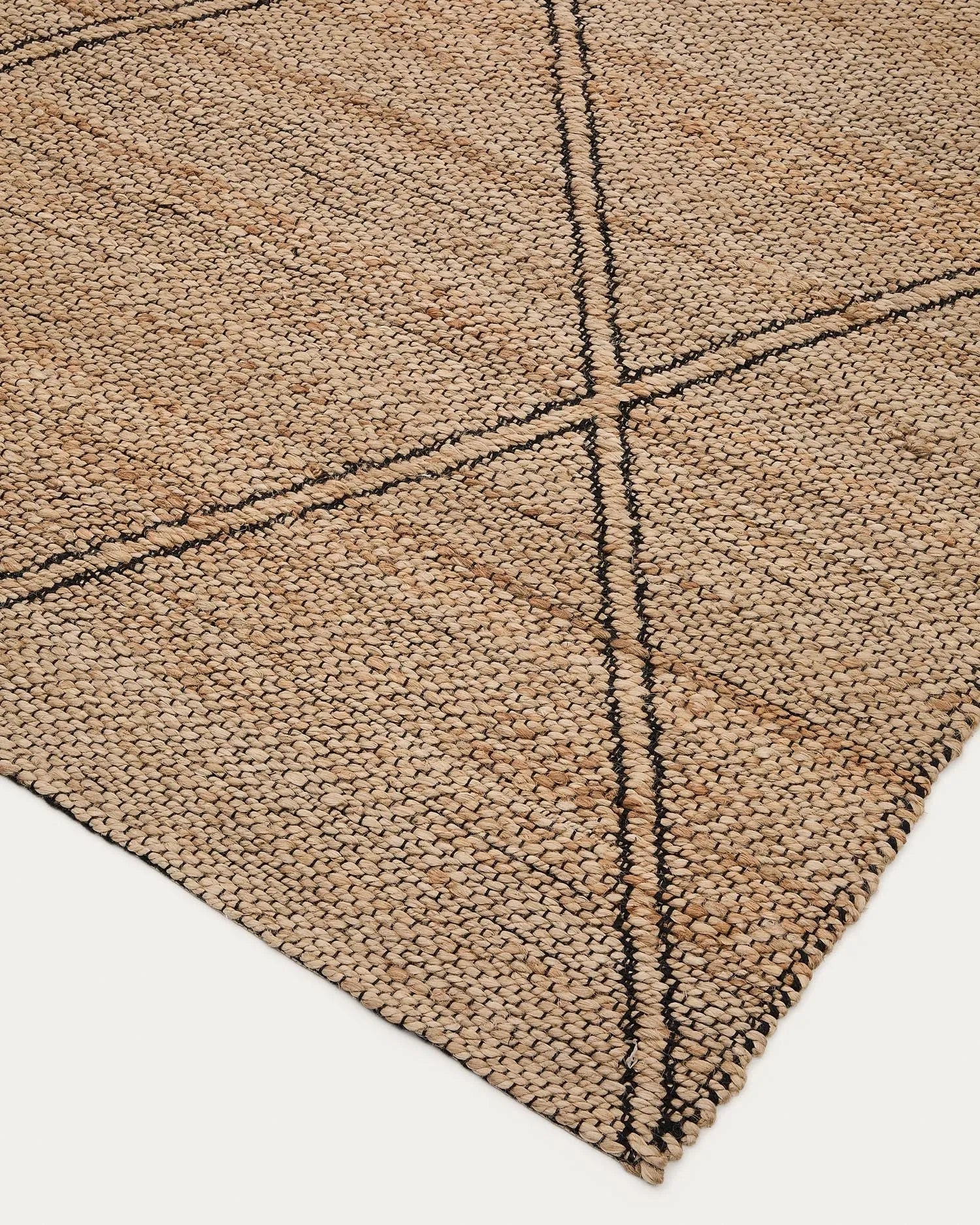Vallalta aus Jute: Handgefertigt, nachhaltig, 160x230 cm. Erdige Töne, hypoallergen, ideal für stilvolle Räume.