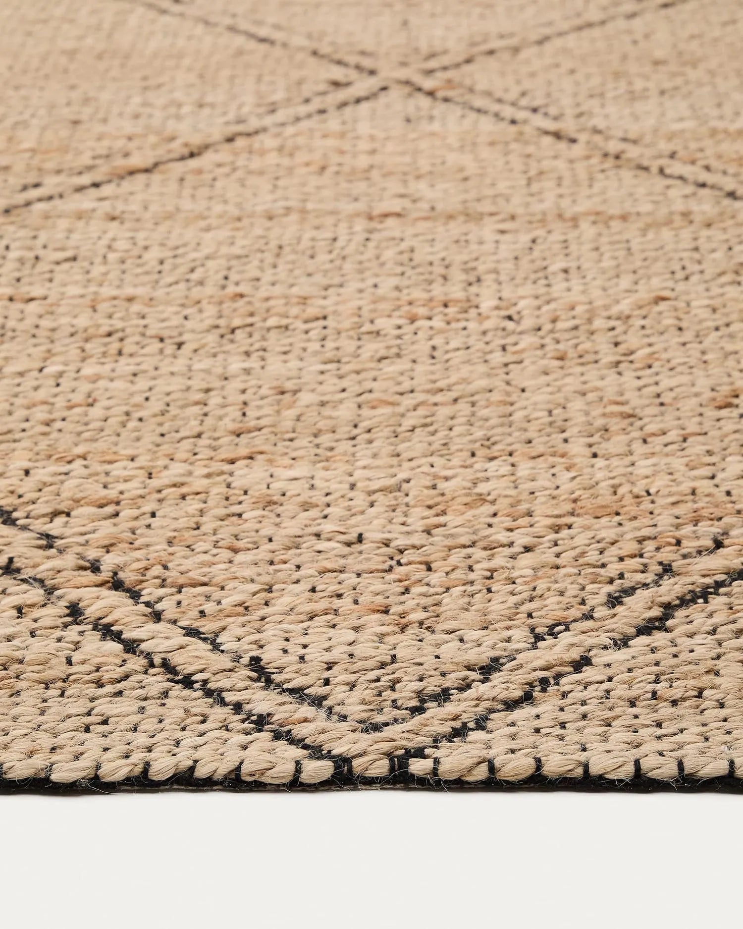 Vallalta aus Jute: Handgefertigt, nachhaltig, 160x230 cm. Erdige Töne, hypoallergen, ideal für stilvolle Räume.