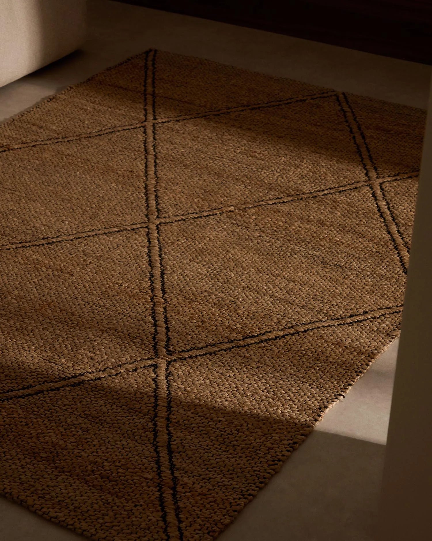 Vallalta aus Jute: Handgefertigt, nachhaltig, 160x230 cm. Erdige Töne, hypoallergen, ideal für stilvolle Räume.
