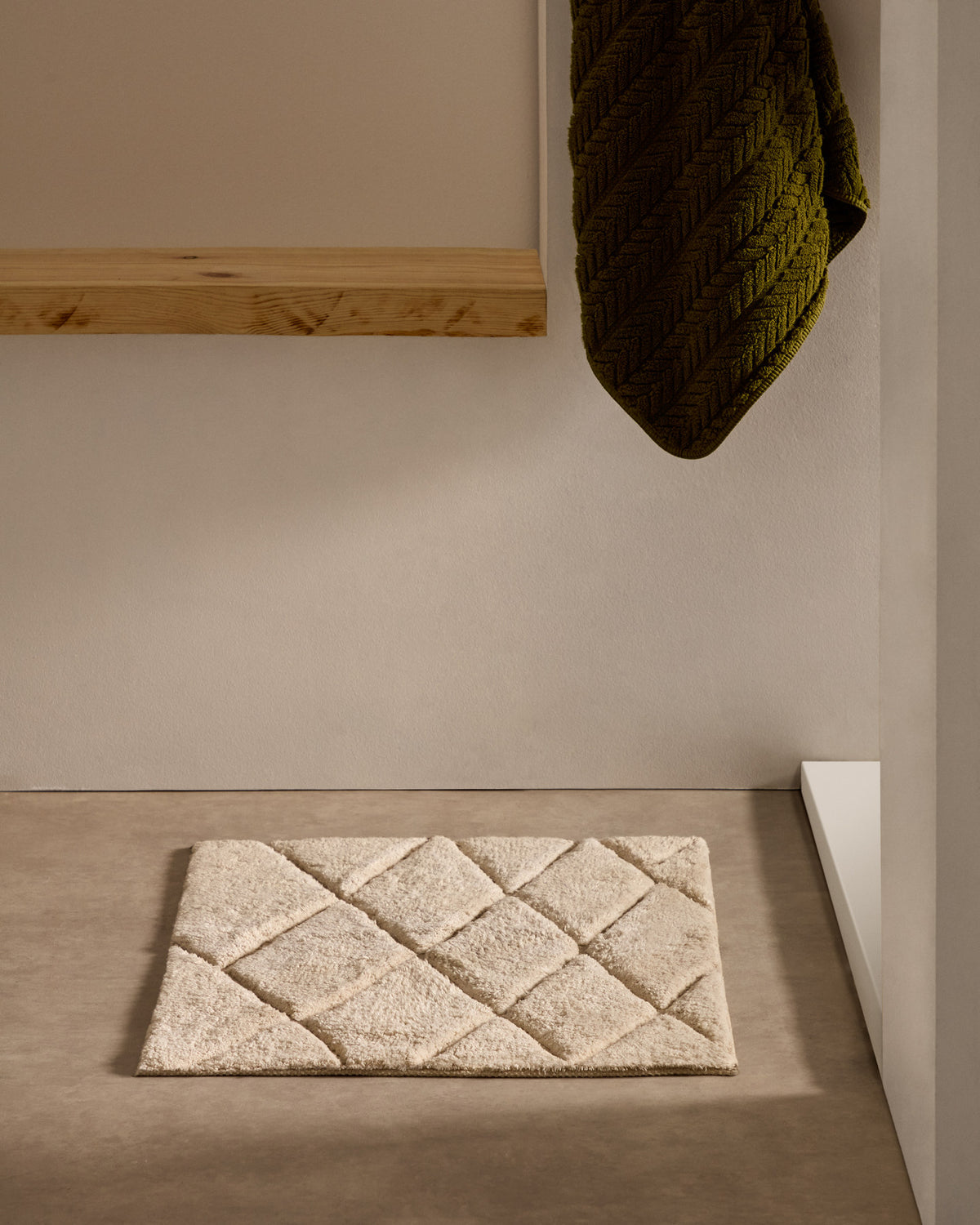 Badematte Nyana aus Baumwolle weiss 50 x 70 cm in Ecru präsentiert im Onlineshop von KAQTU Design AG. Badematte ist von Kave Home