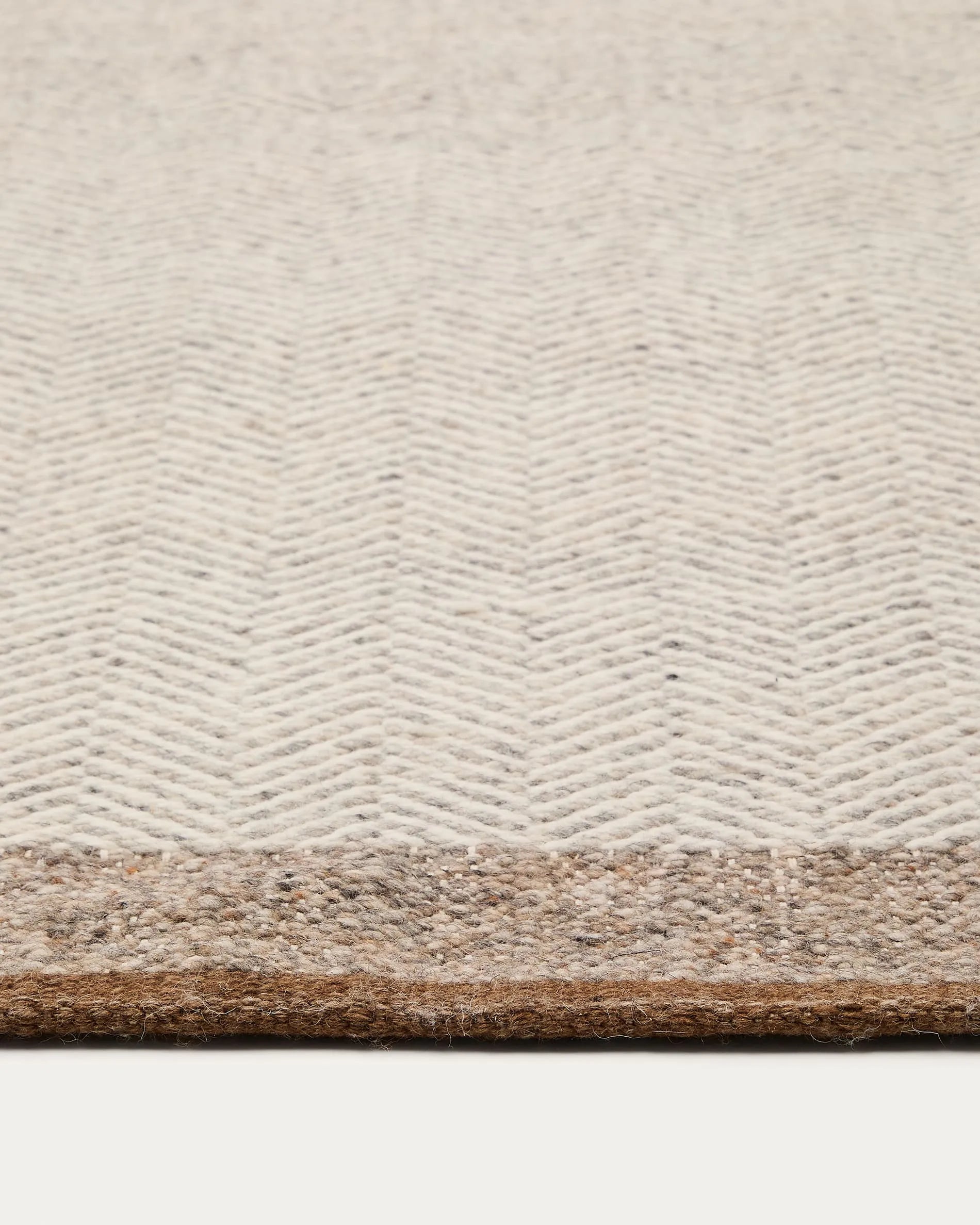 Eleganter Wollteppich in Beige, handgewebt mit Fischgrätmuster, 160x230 cm, für stilvolle Wohnräume.